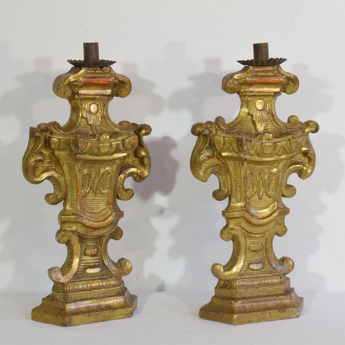 Paar italienische geschnitzte Barock-Kerzenhalter aus Giltwood aus dem 18. im Zustand „Gut“ im Angebot in Buisson, FR