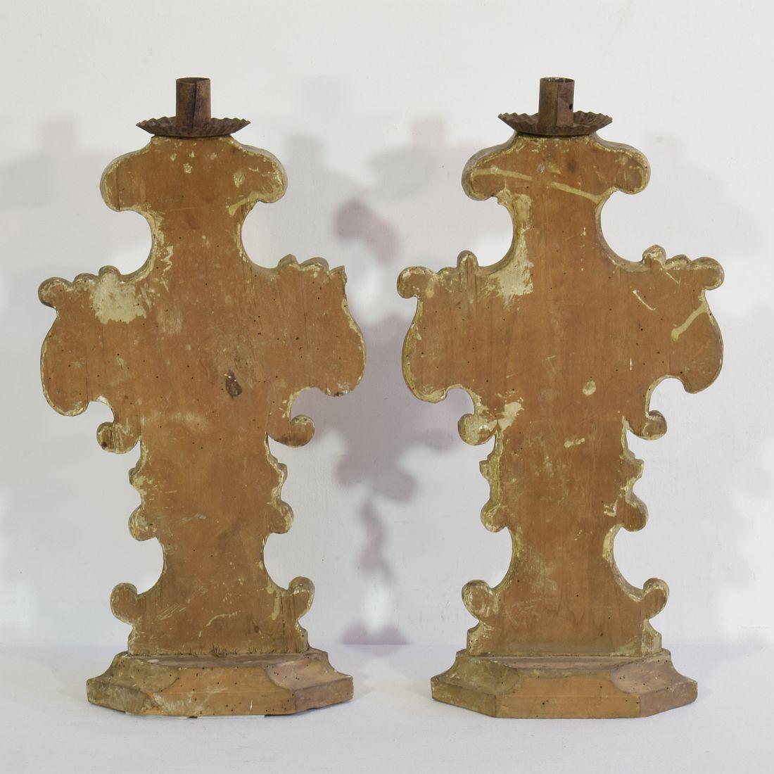 Paar italienische Barock-Kerzenhalter aus geschnitztem vergoldetem Holz aus dem 18. Jahrhundert (18. Jahrhundert und früher) im Angebot