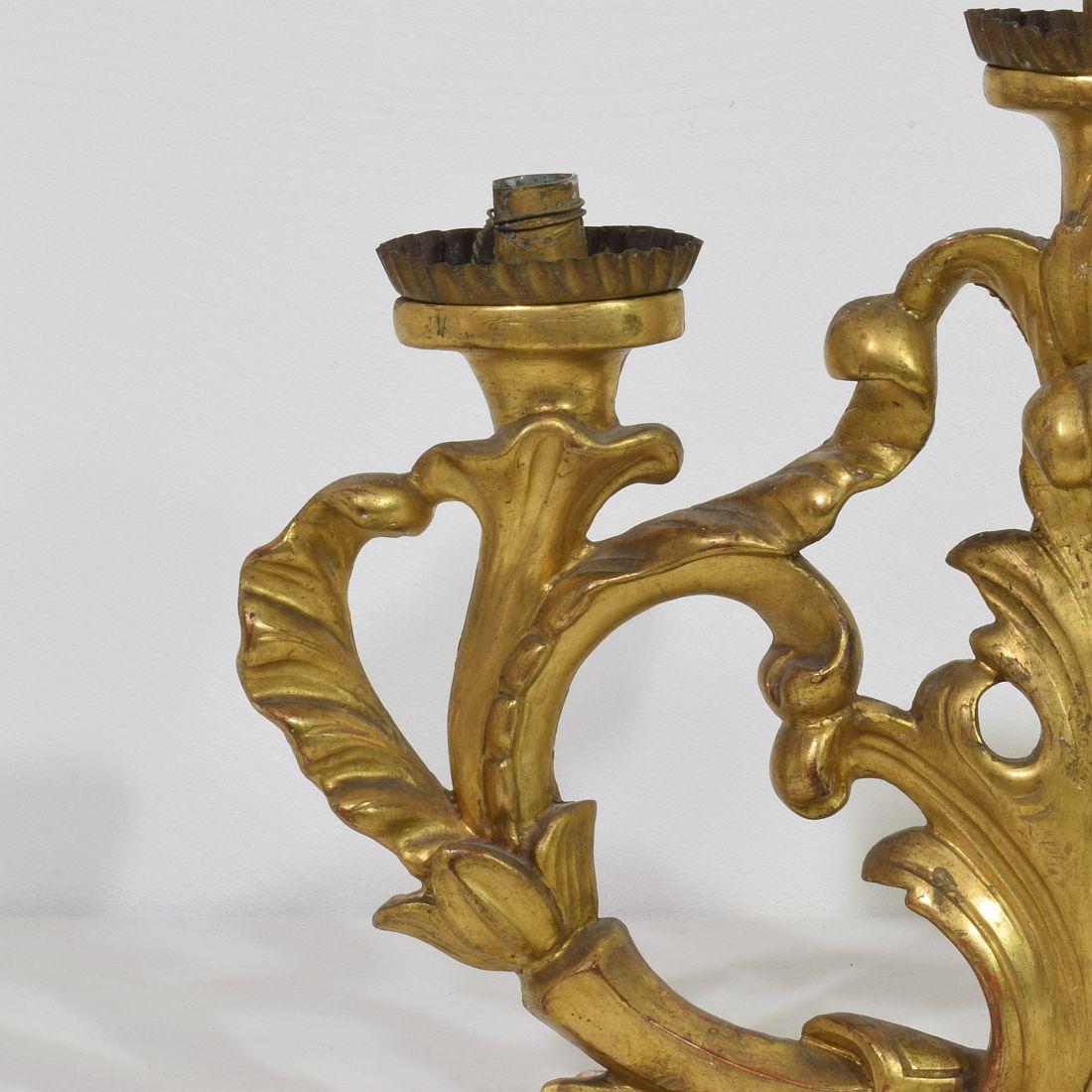 Paar italienische geschnitzte Barock-Kerzenhalter aus Giltwood aus dem 18. (18. Jahrhundert und früher) im Angebot