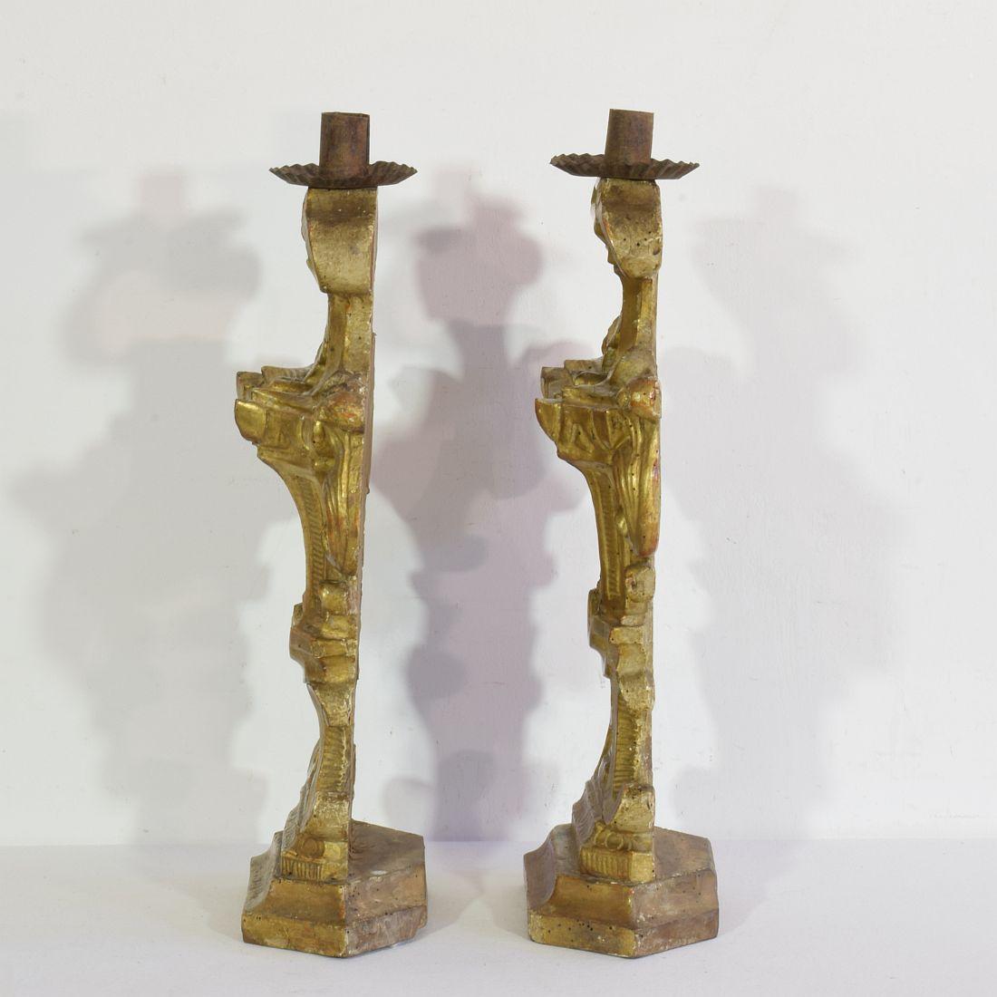 Paar italienische Barock-Kerzenhalter aus geschnitztem vergoldetem Holz aus dem 18. Jahrhundert im Angebot 1