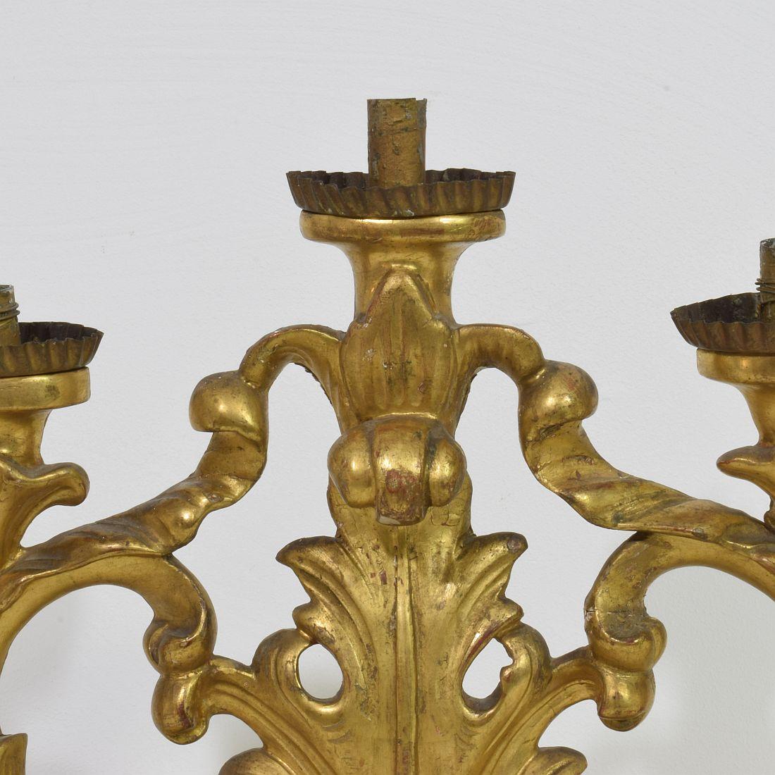 Paar italienische geschnitzte Barock-Kerzenhalter aus Giltwood aus dem 18. (Holz) im Angebot