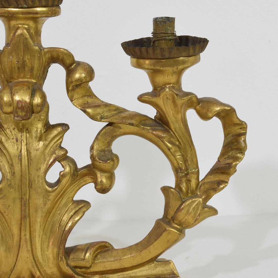 Paar italienische geschnitzte Barock-Kerzenhalter aus Giltwood aus dem 18. im Angebot 1