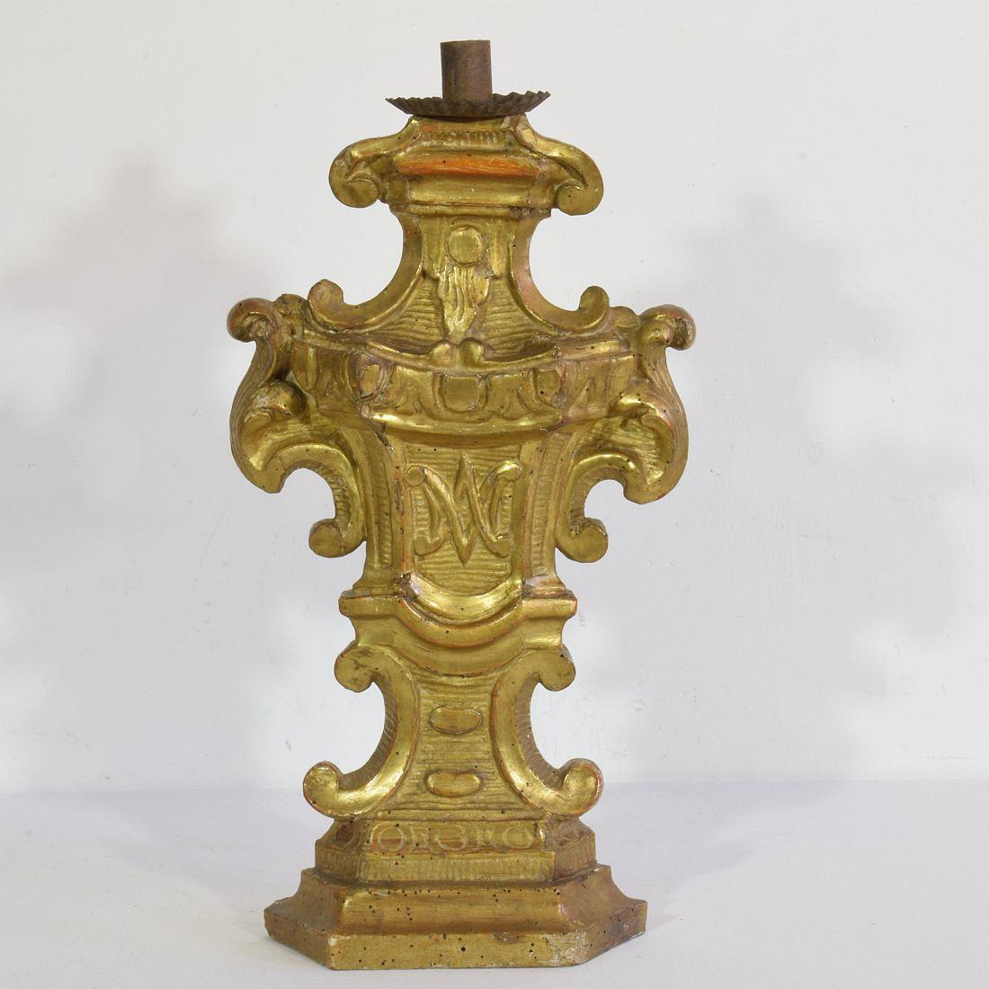 Paar italienische geschnitzte Barock-Kerzenhalter aus Giltwood aus dem 18. im Angebot 2