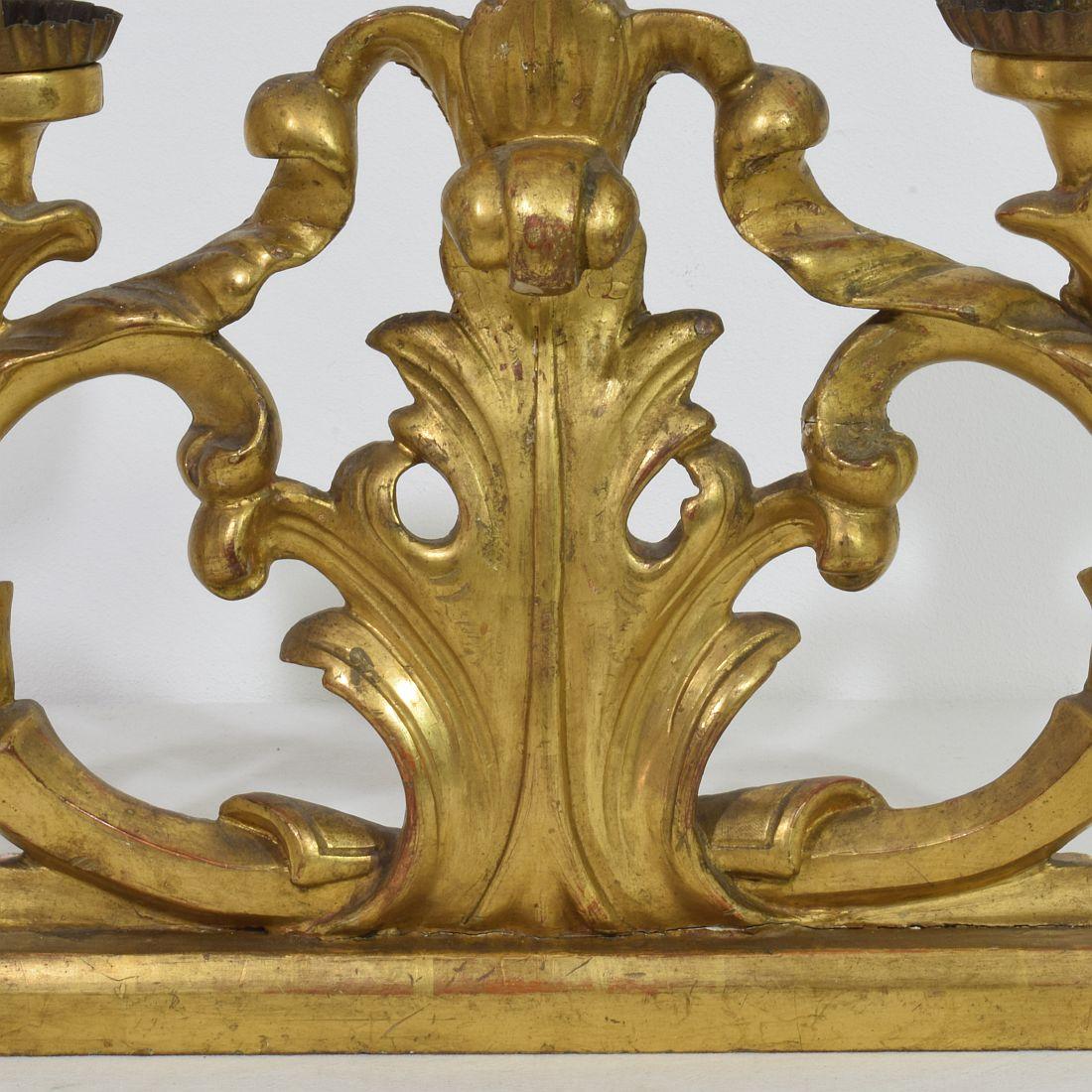 Paar italienische geschnitzte Barock-Kerzenhalter aus Giltwood aus dem 18. im Angebot 2