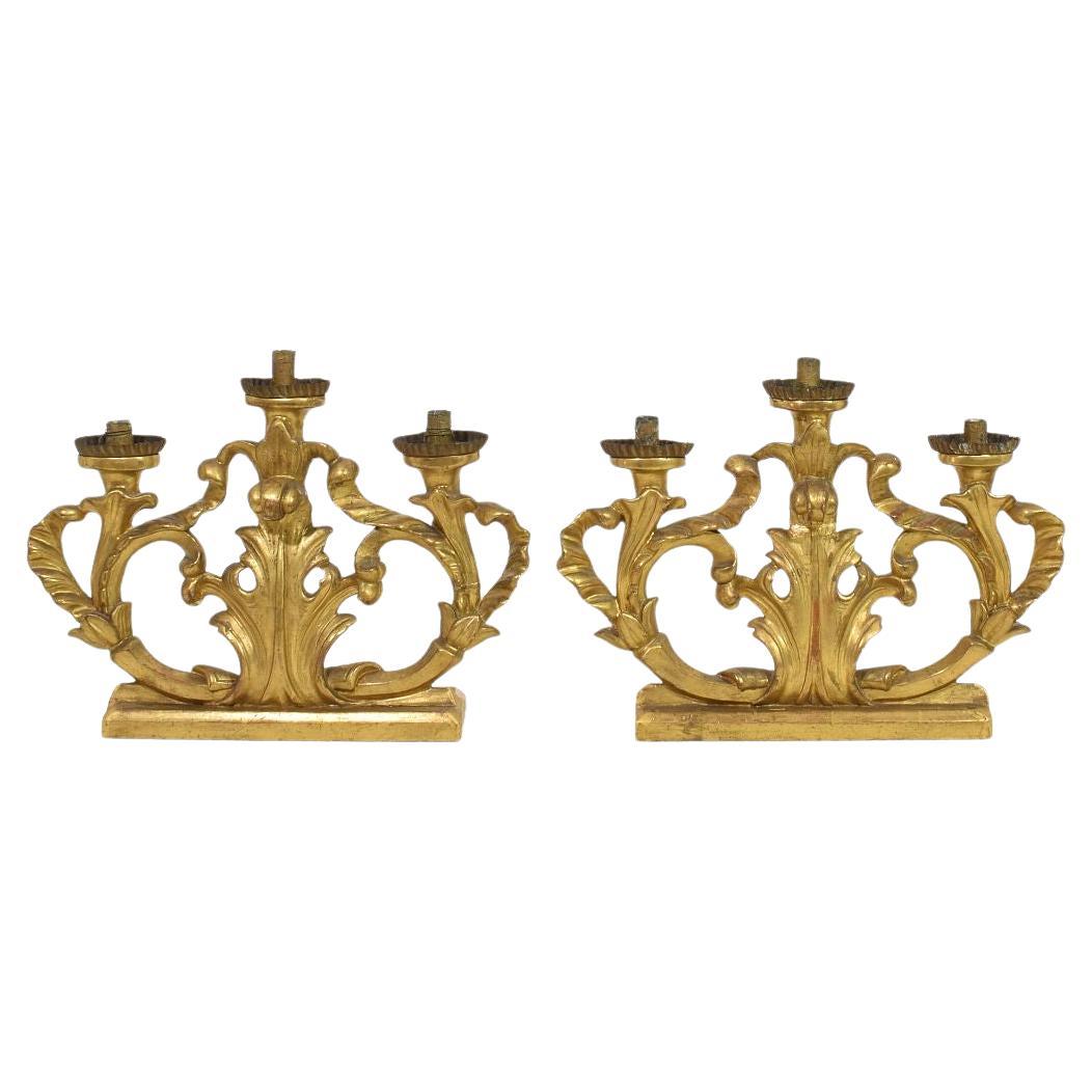 Paar italienische geschnitzte Barock-Kerzenhalter aus Giltwood aus dem 18. im Angebot