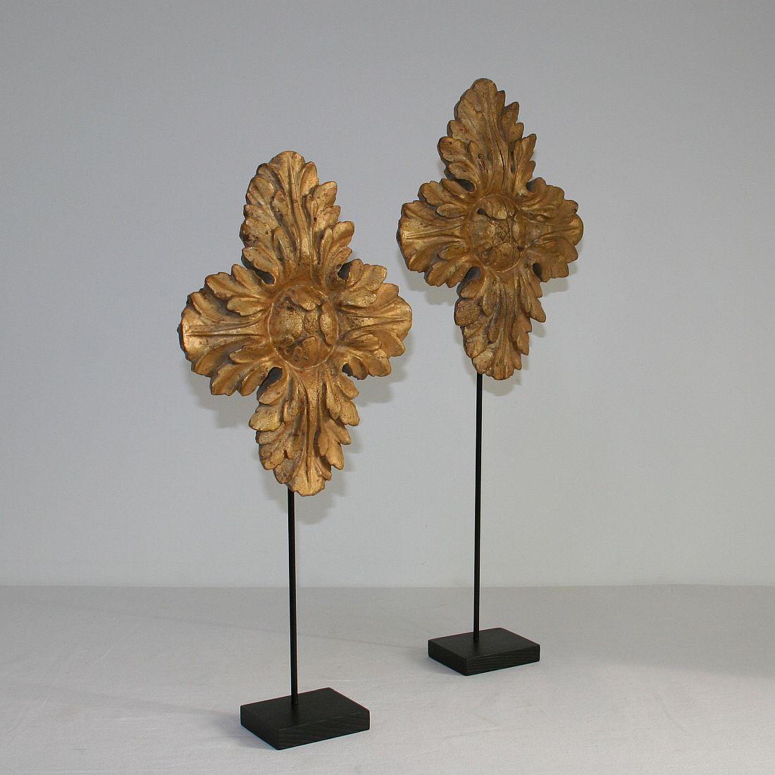 Pair of 18th Century Italian Carved Giltwood Classical Ornaments In Fair Condition In Buisson, FR