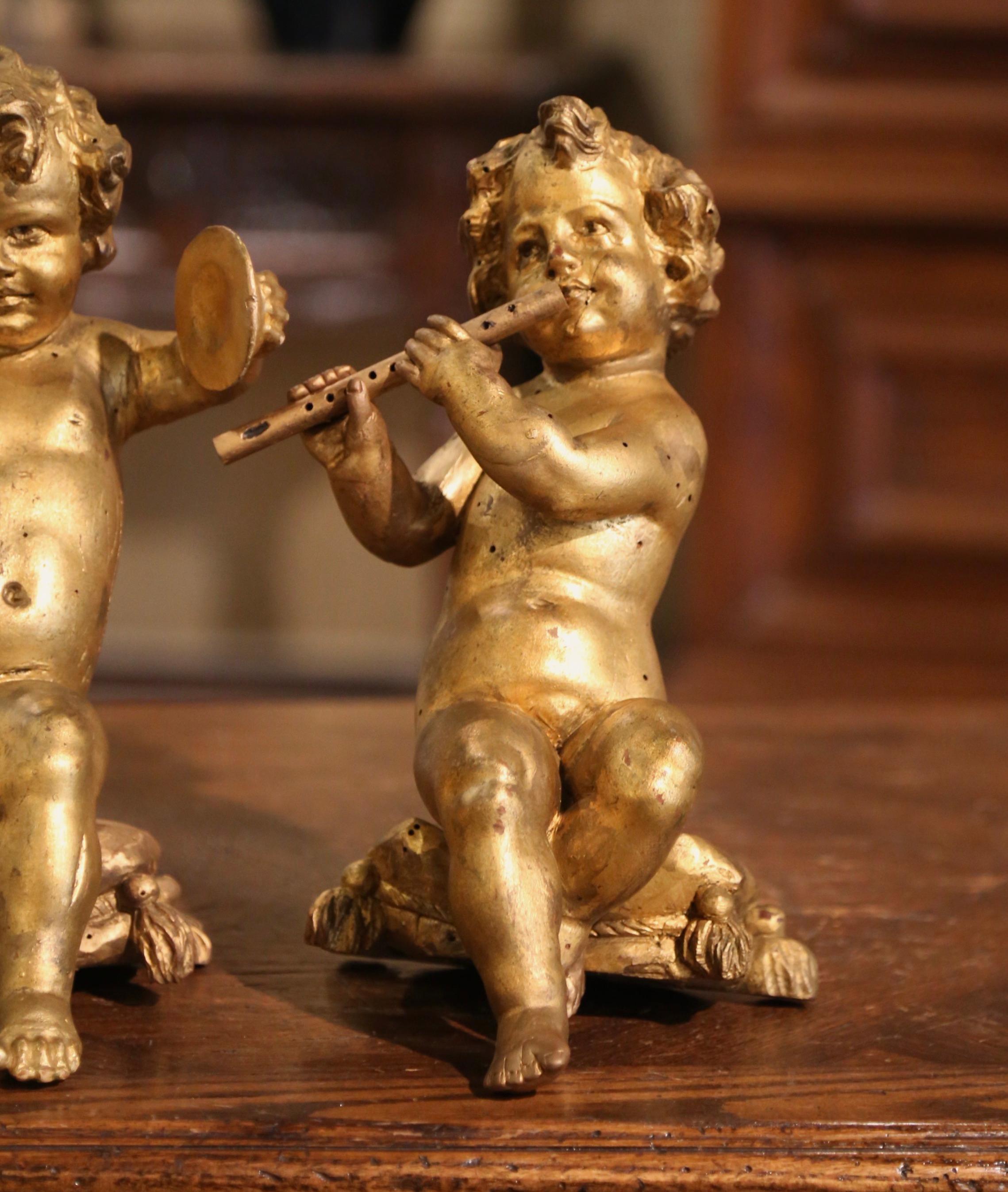 Sculpté à la main Paire de sculptures de chérubins musiciens italiens en bois doré sculpté du 18ème siècle en vente