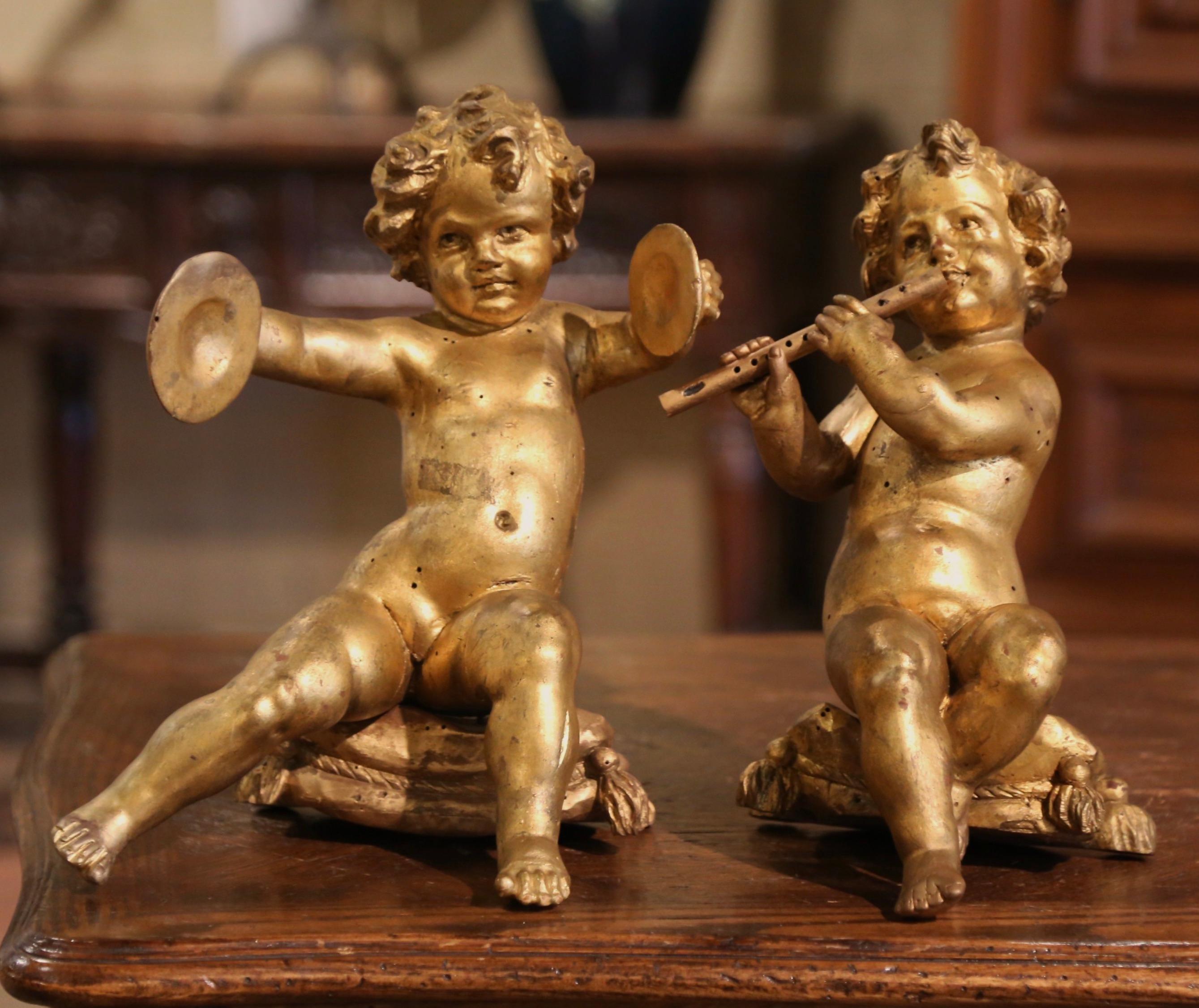 Paar italienische geschnitzte musicianische Cherub-Skulpturen aus vergoldetem Holz aus dem 18. Jahrhundert (Handgeschnitzt) im Angebot