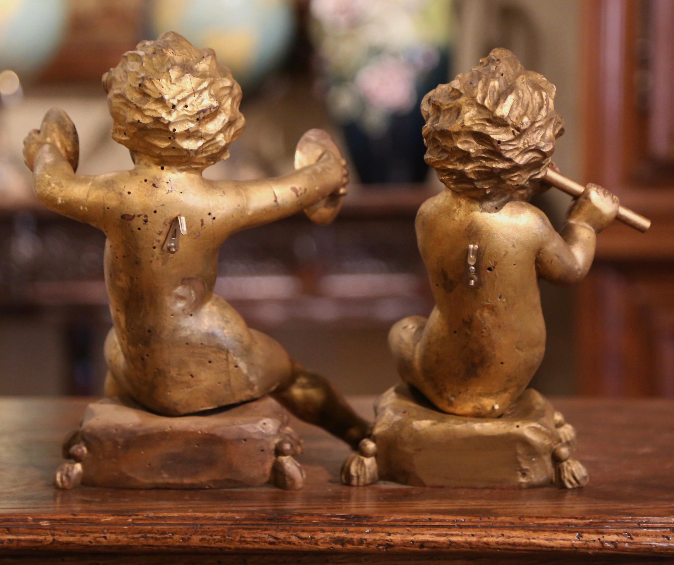 Pair of 18th Century Italian Carved Giltwood Musician Cherub Sculptures For Sale 1