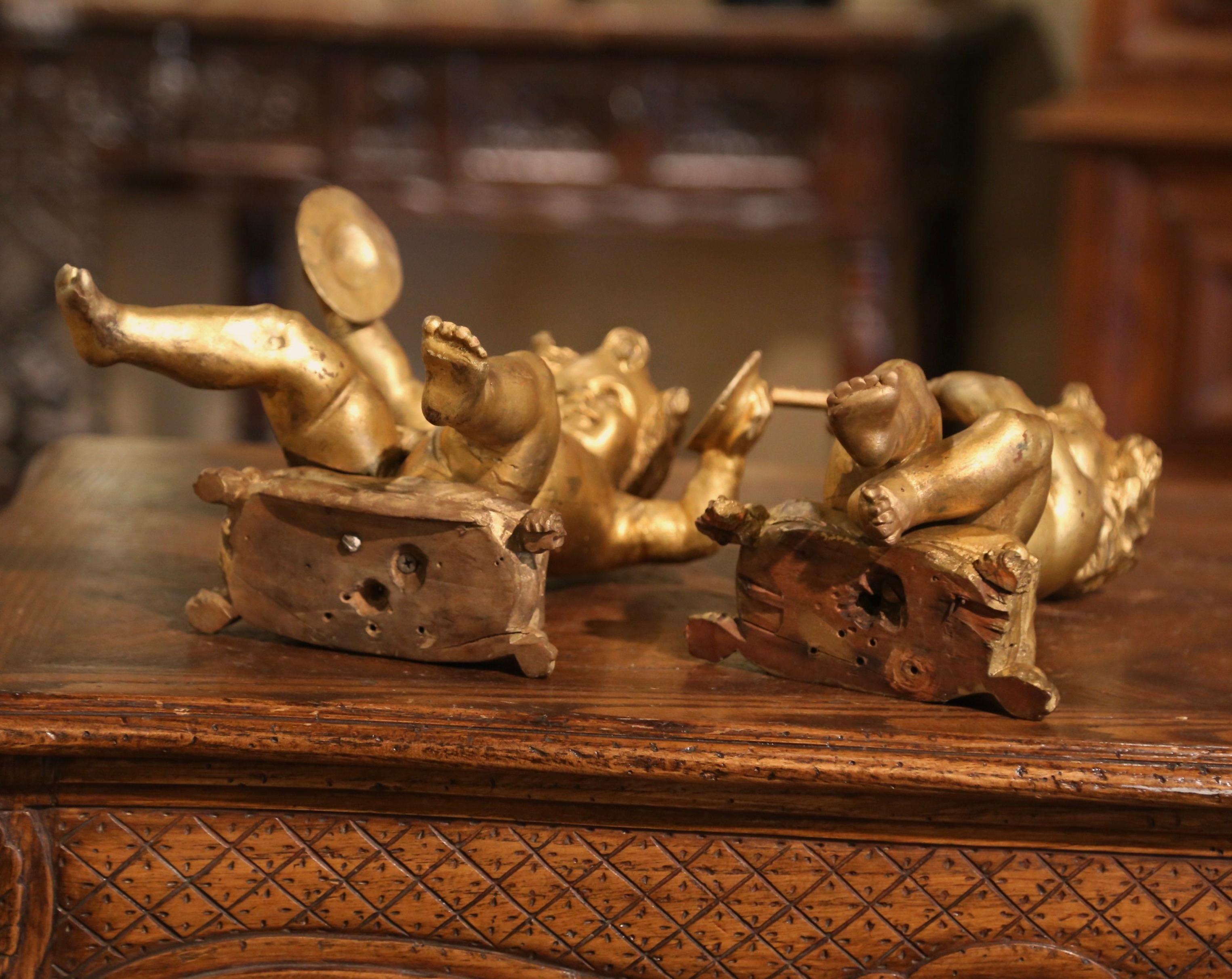 Bois doré Paire de sculptures de chérubins musiciens italiens en bois doré sculpté du 18ème siècle en vente