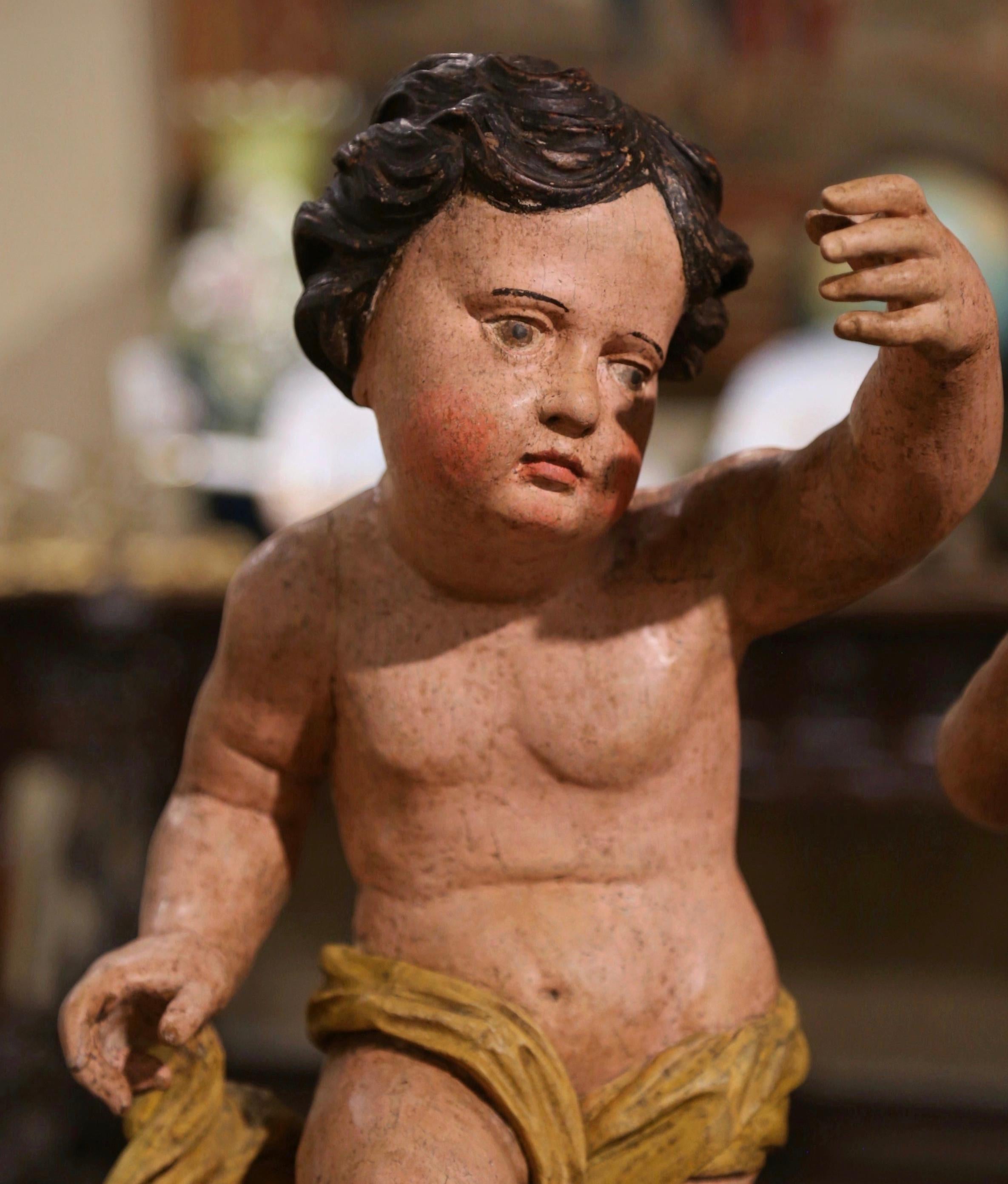 XVIIIe siècle Paire de sculptures de chérubins polychromes italiennes du 18ème siècle en vente