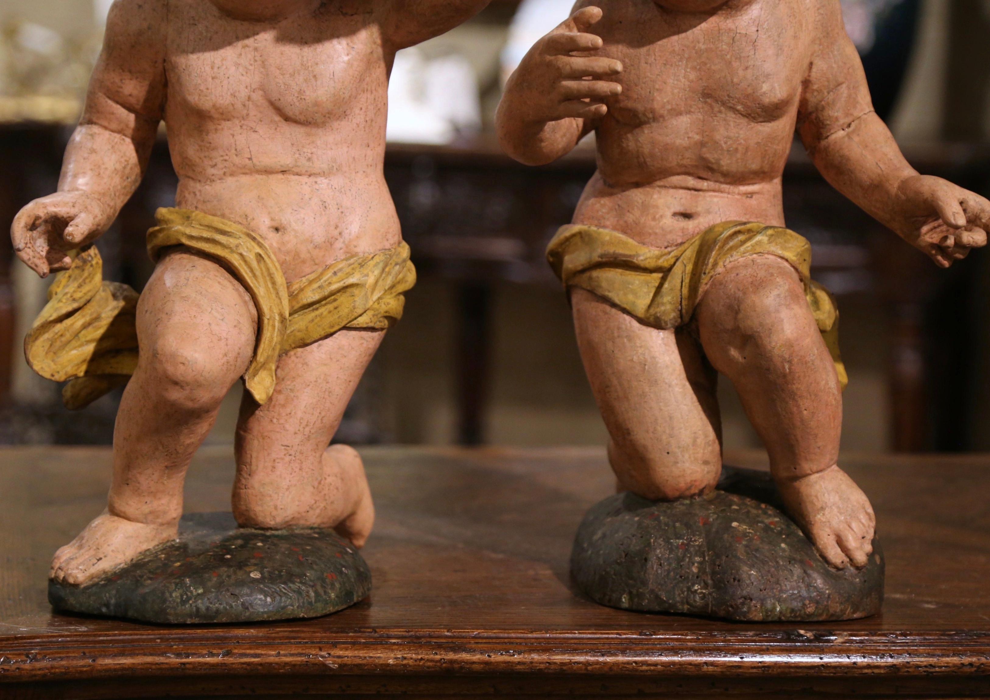 Paire de sculptures de chérubins polychromes italiennes du 18ème siècle en vente 1