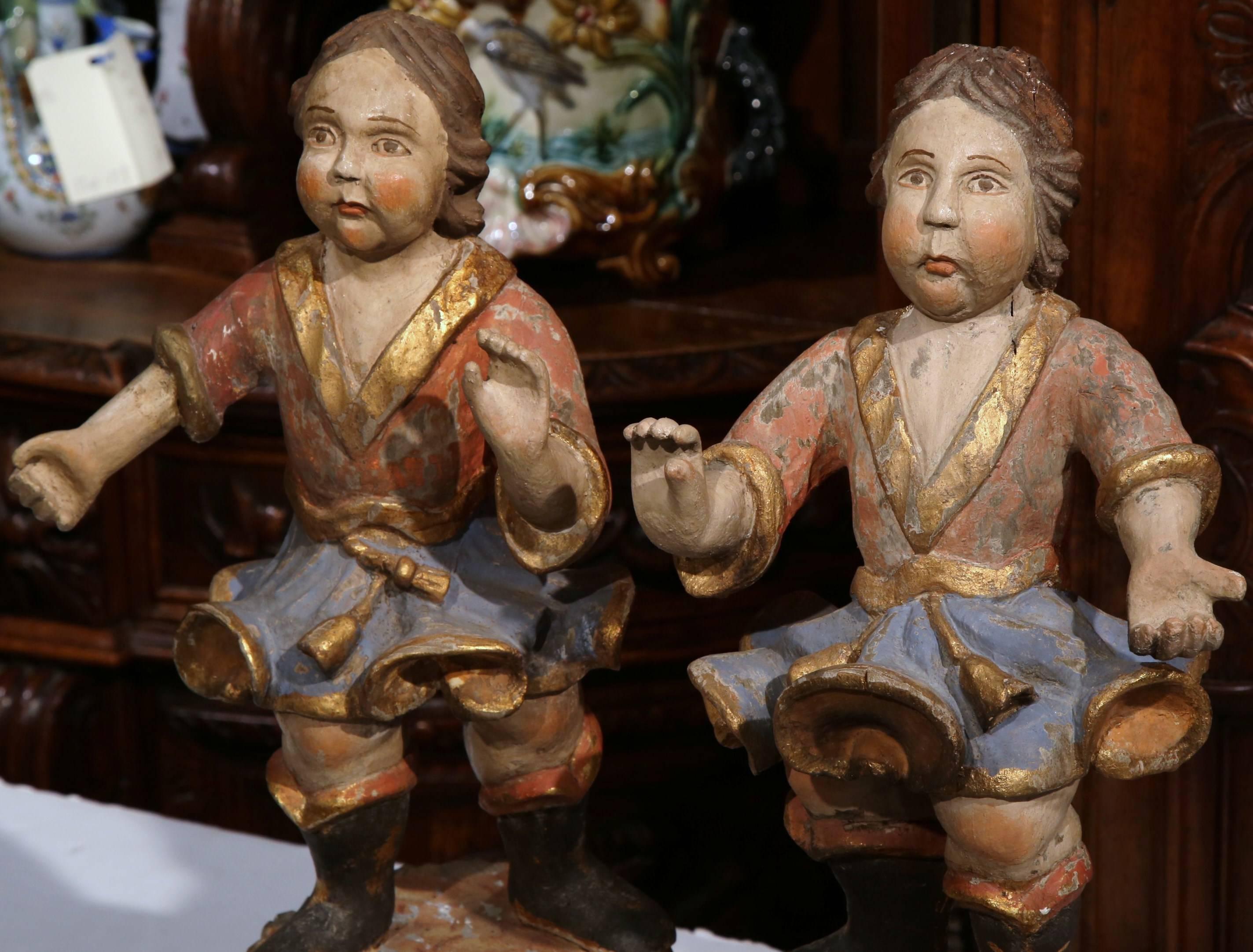 Baroque Pair of 18th Century Italian Carved Polychrome and Gilt Cherub Sculptures For Sale