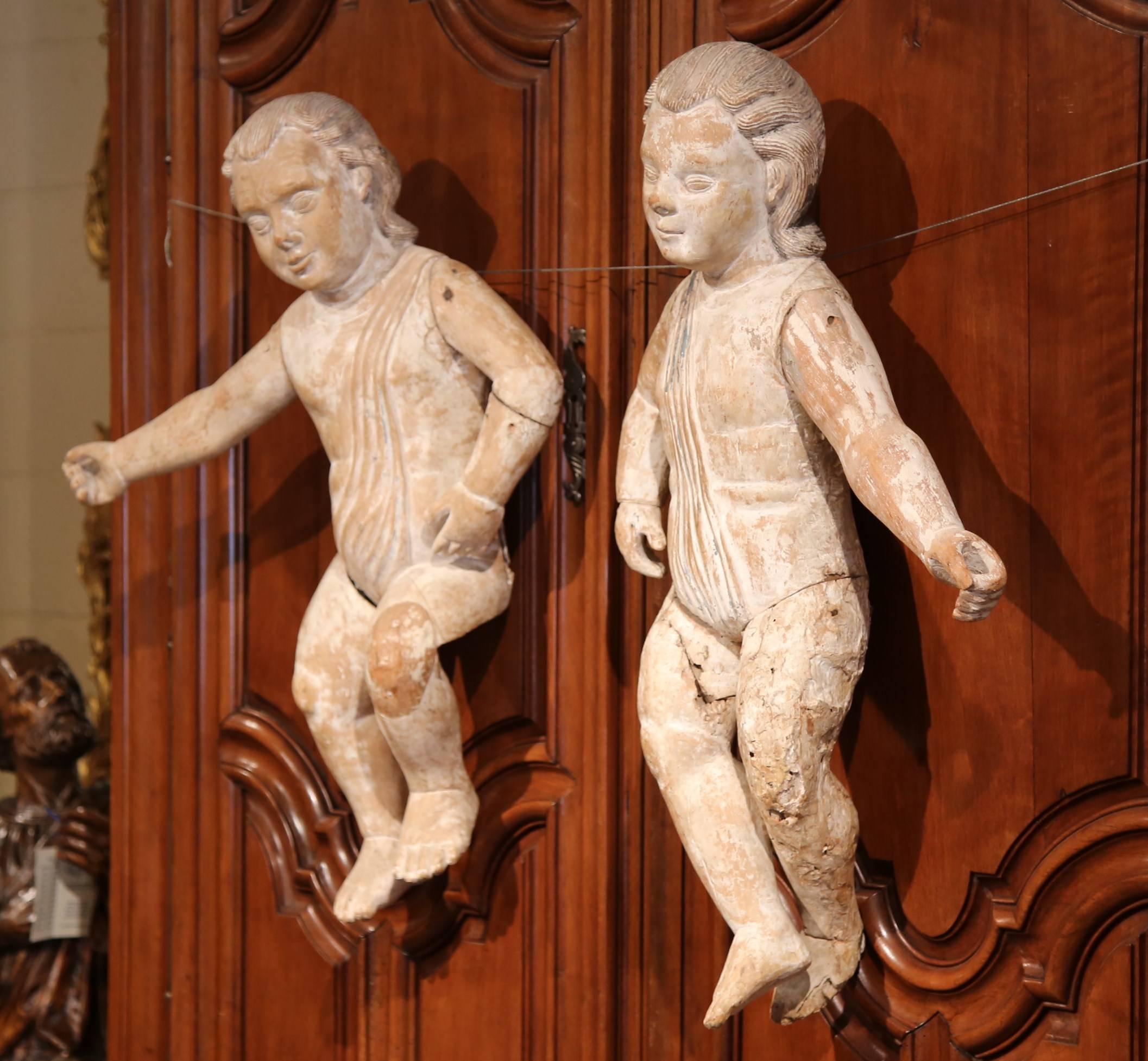 Dieses große Paar antiker Puttenskulpturen wurde um 1760 in Italien hergestellt. Die beiden Classic-Figuren sind handgeschnitzt und haben ihre Originallackierung. Diese Holzskulpturen können an einer Wand befestigt werden, um einem Wohn- oder