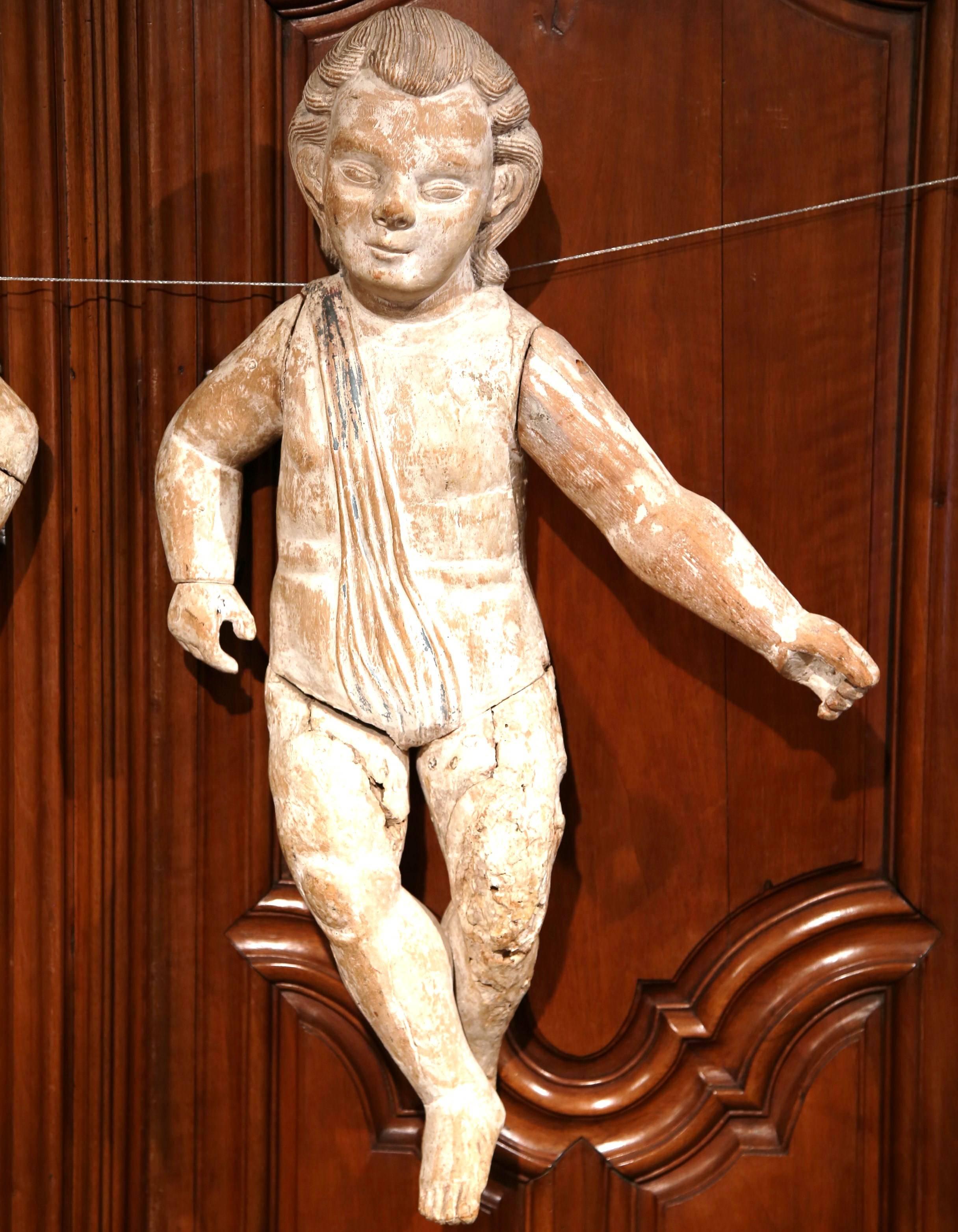Paar italienische geschnitzte Cherubs aus gestreifter Eiche mit weißer Waschung aus dem 18. Jahrhundert (Italienisch) im Angebot