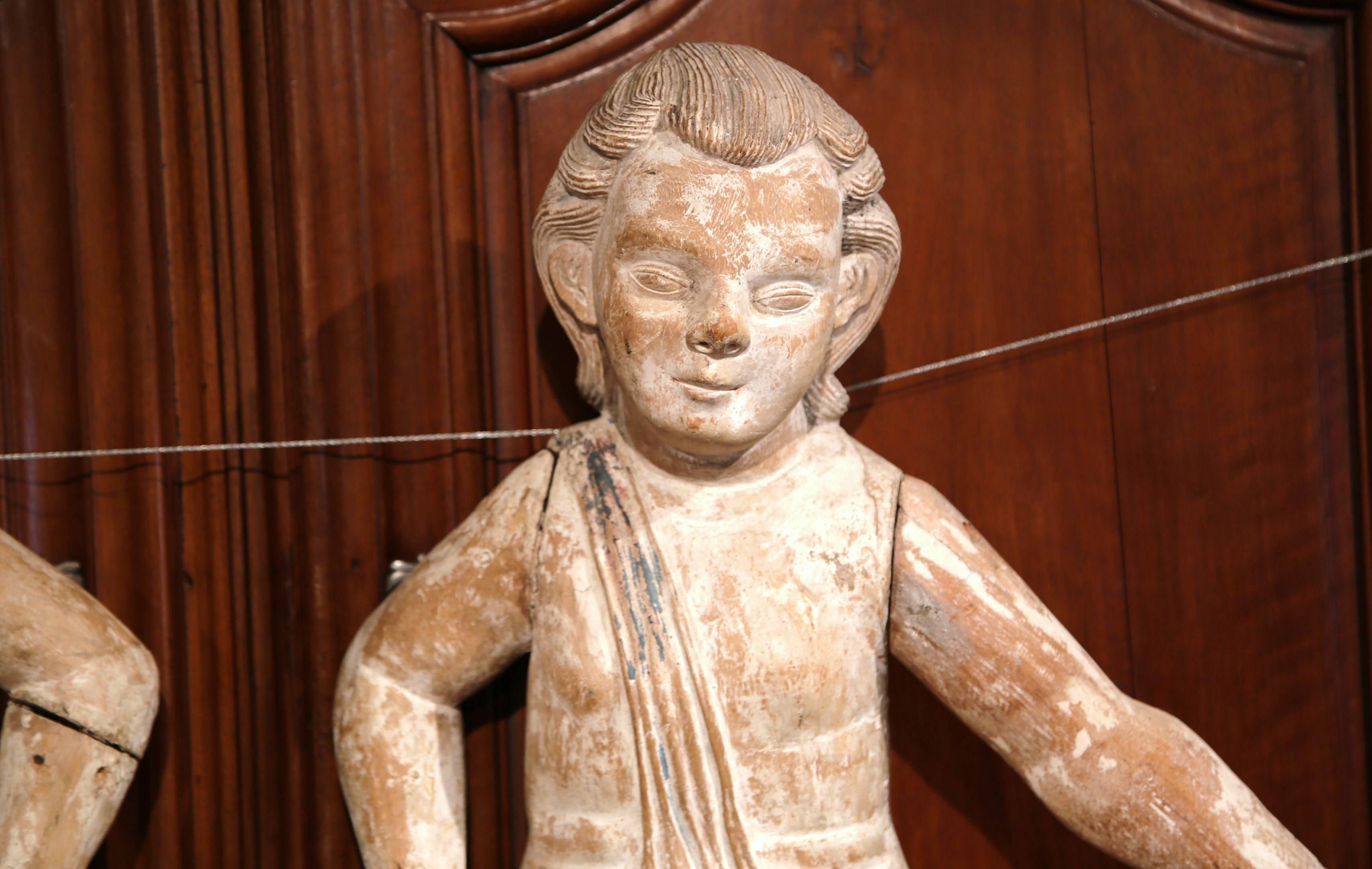 Paar italienische geschnitzte Cherubs aus gestreifter Eiche mit weißer Waschung aus dem 18. Jahrhundert (Handbemalt) im Angebot