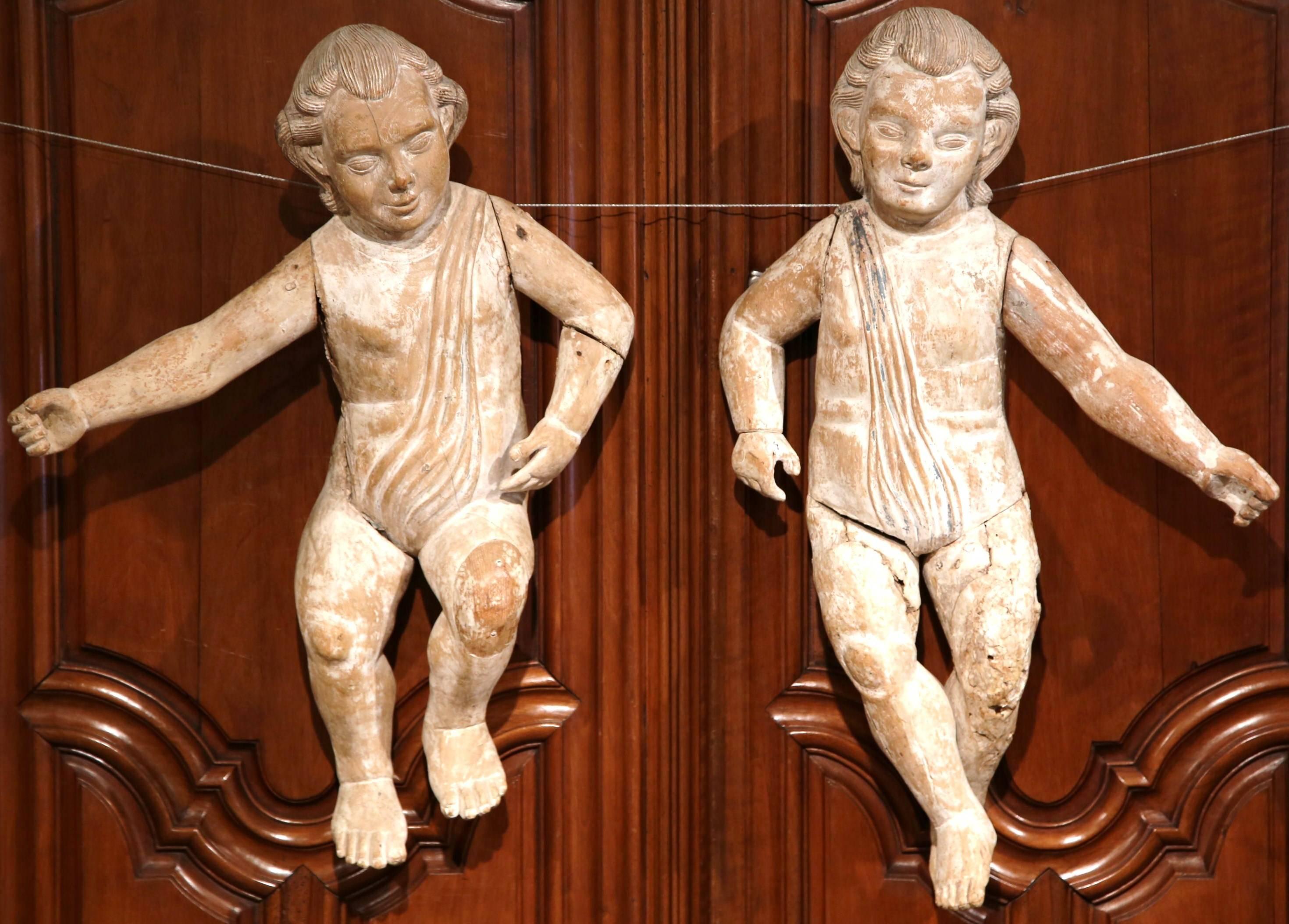 Paar italienische geschnitzte Cherubs aus gestreifter Eiche mit weißer Waschung aus dem 18. Jahrhundert (Eichenholz) im Angebot
