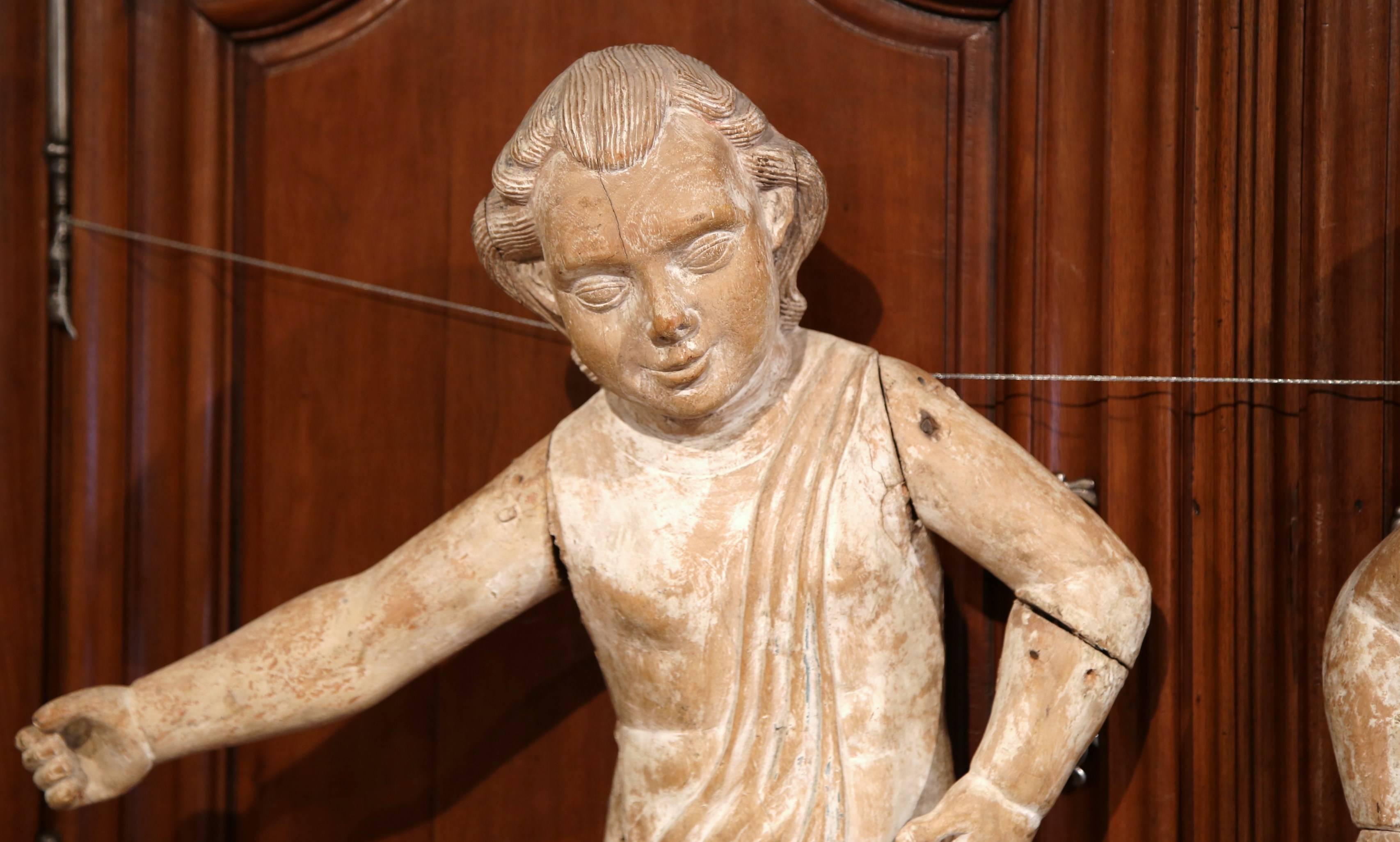 Paar italienische geschnitzte Cherubs aus gestreifter Eiche mit weißer Waschung aus dem 18. Jahrhundert im Angebot 2