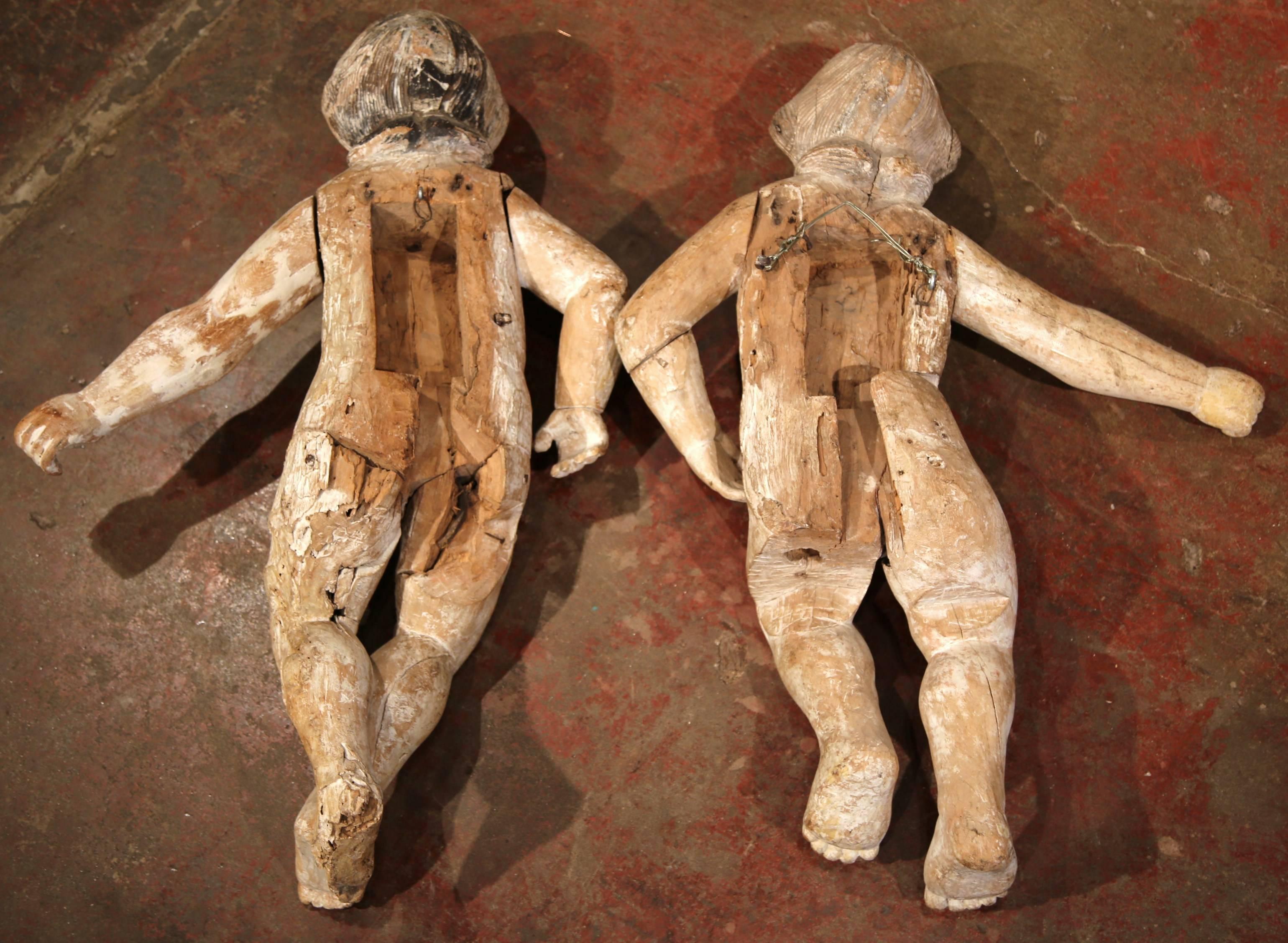 Paar italienische geschnitzte Cherubs aus gestreifter Eiche mit weißer Waschung aus dem 18. Jahrhundert im Angebot 3