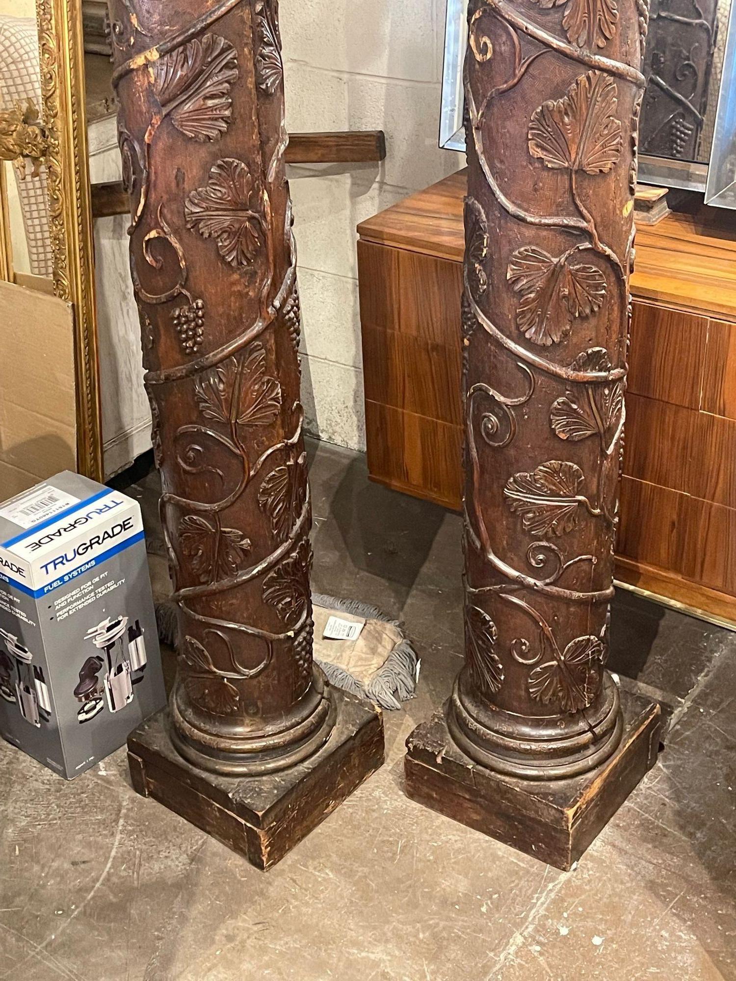 Paire de colonnes italiennes du 18ème siècle en noyer sculpté Bon état - En vente à Dallas, TX