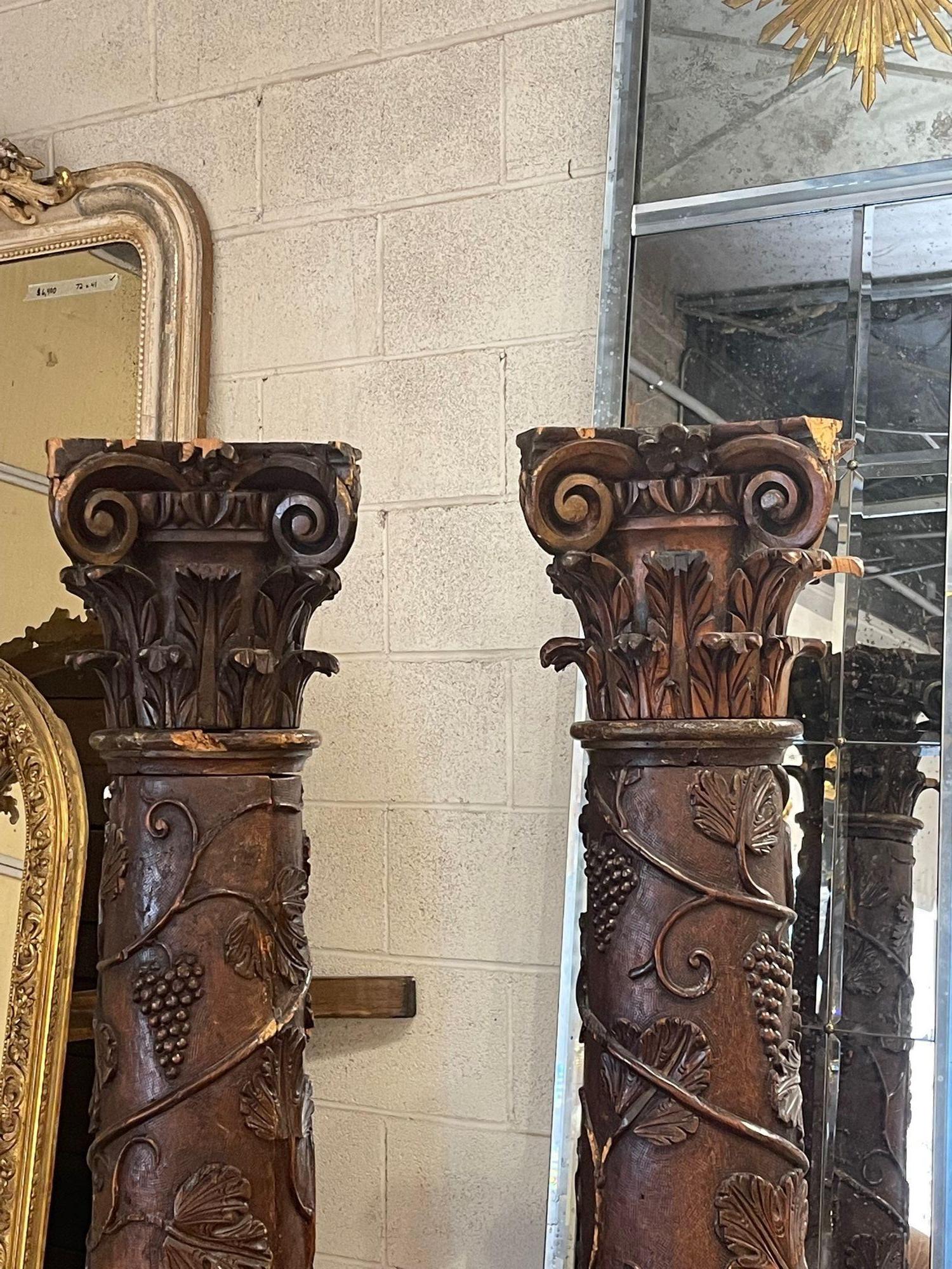 Noyer Paire de colonnes italiennes du 18ème siècle en noyer sculpté en vente