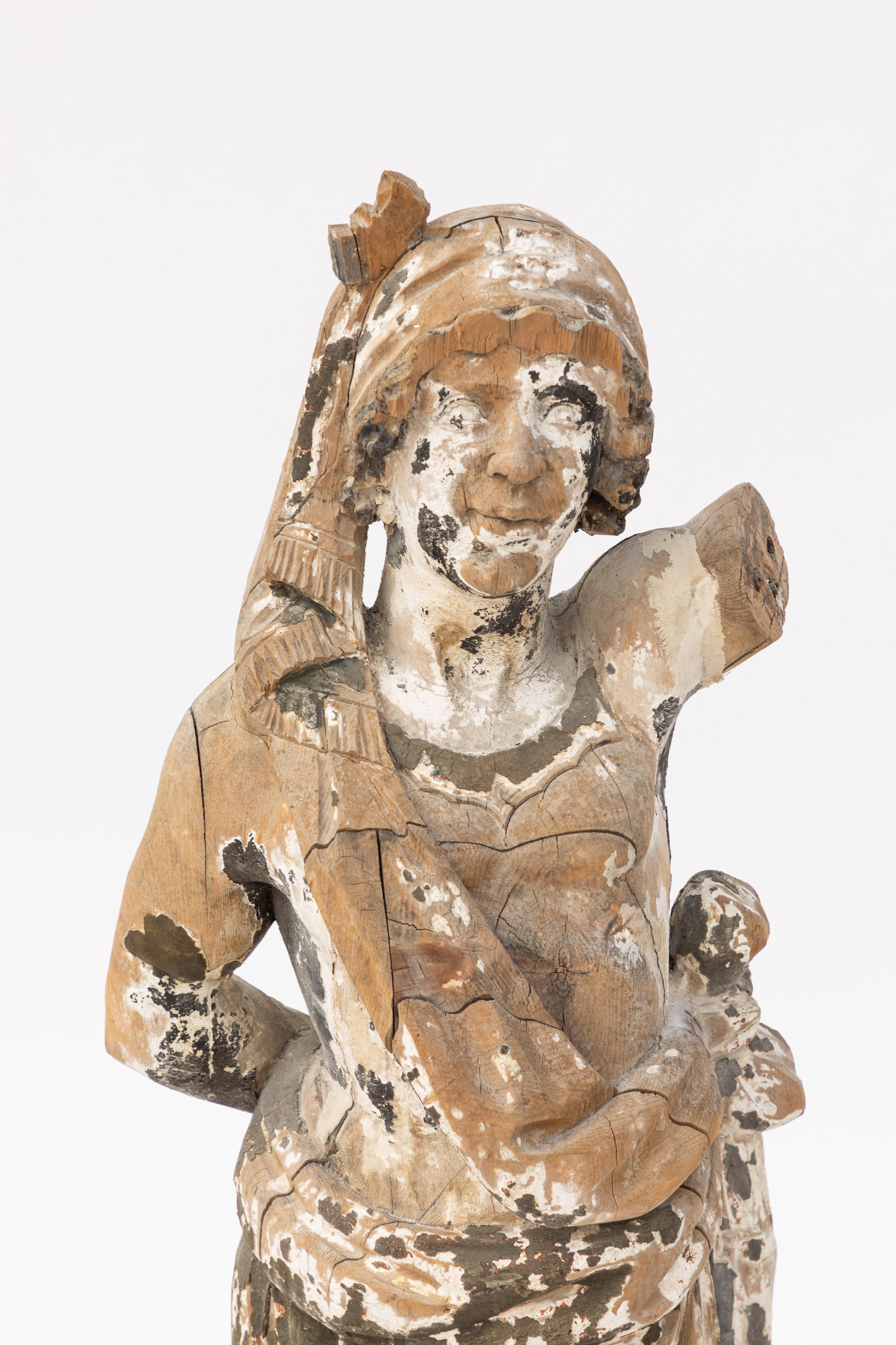 Pareja de figuras italianas de madera tallada del siglo XVIII. Originalmente policromada y ahora envejecida con un aspecto shabby chic.