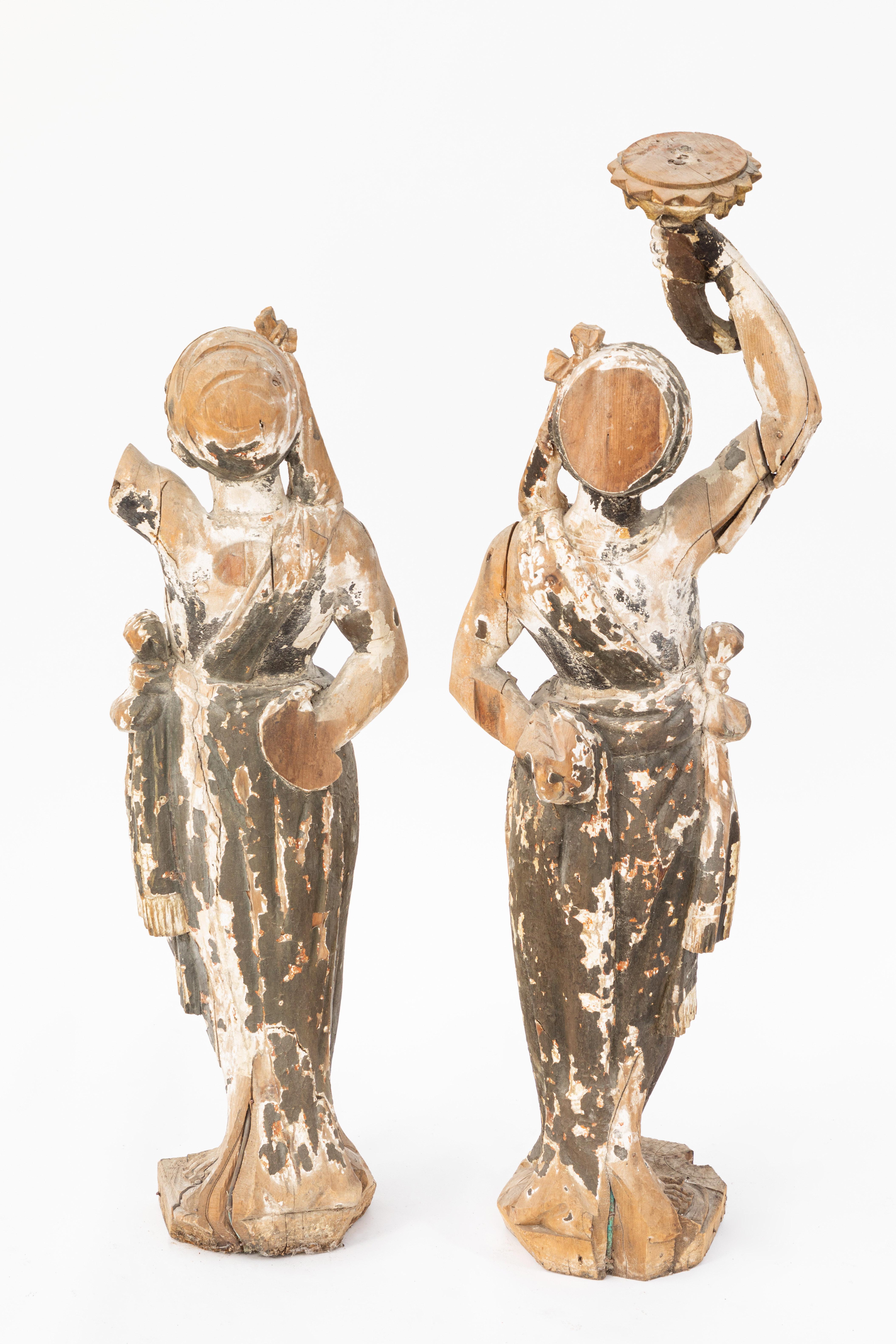 Bois Paire de figurines en bois sculpté italiennes du XVIIIe siècle en vente