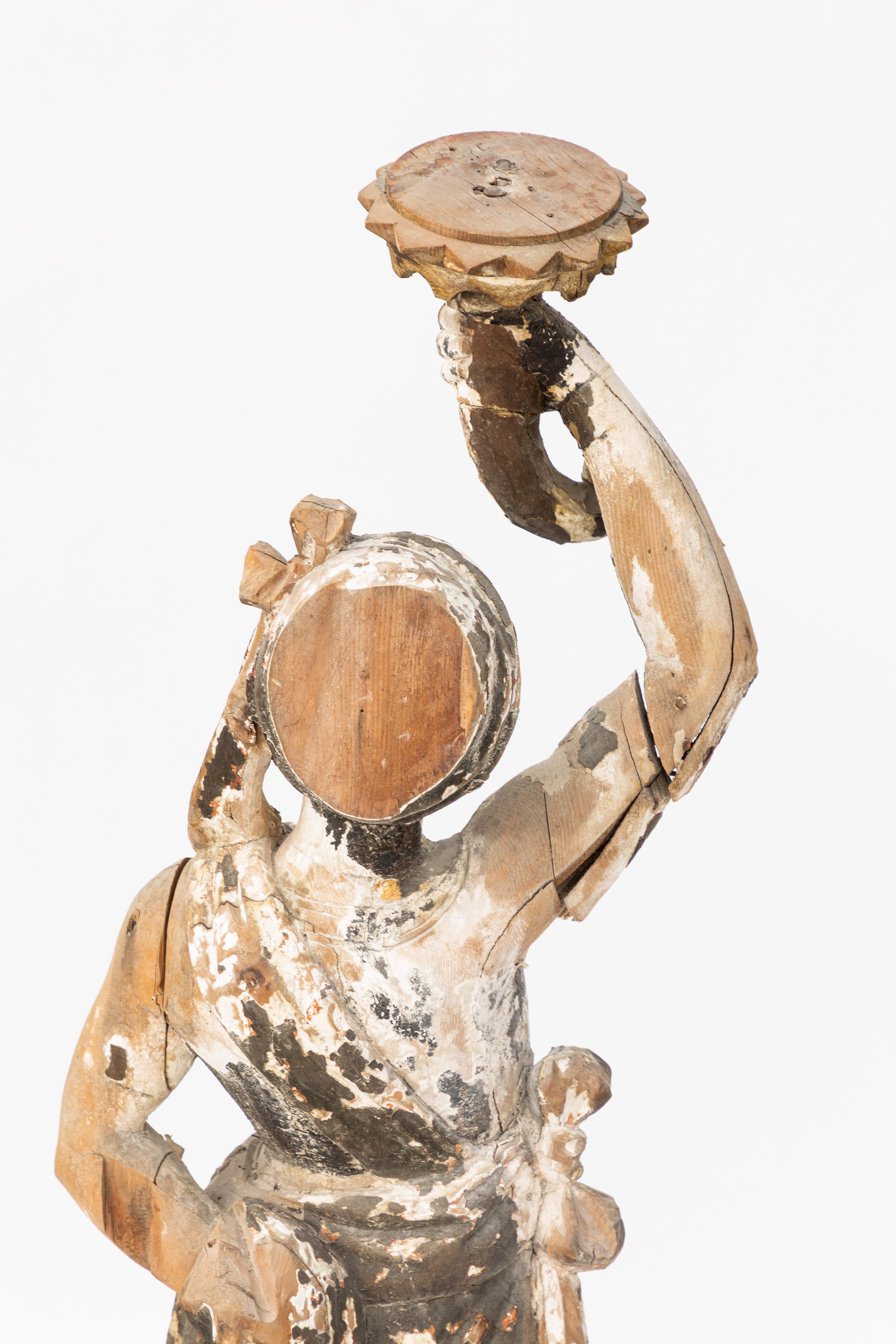Pareja de Figuras de Madera Tallada Italianas del Siglo XVIII en venta 1