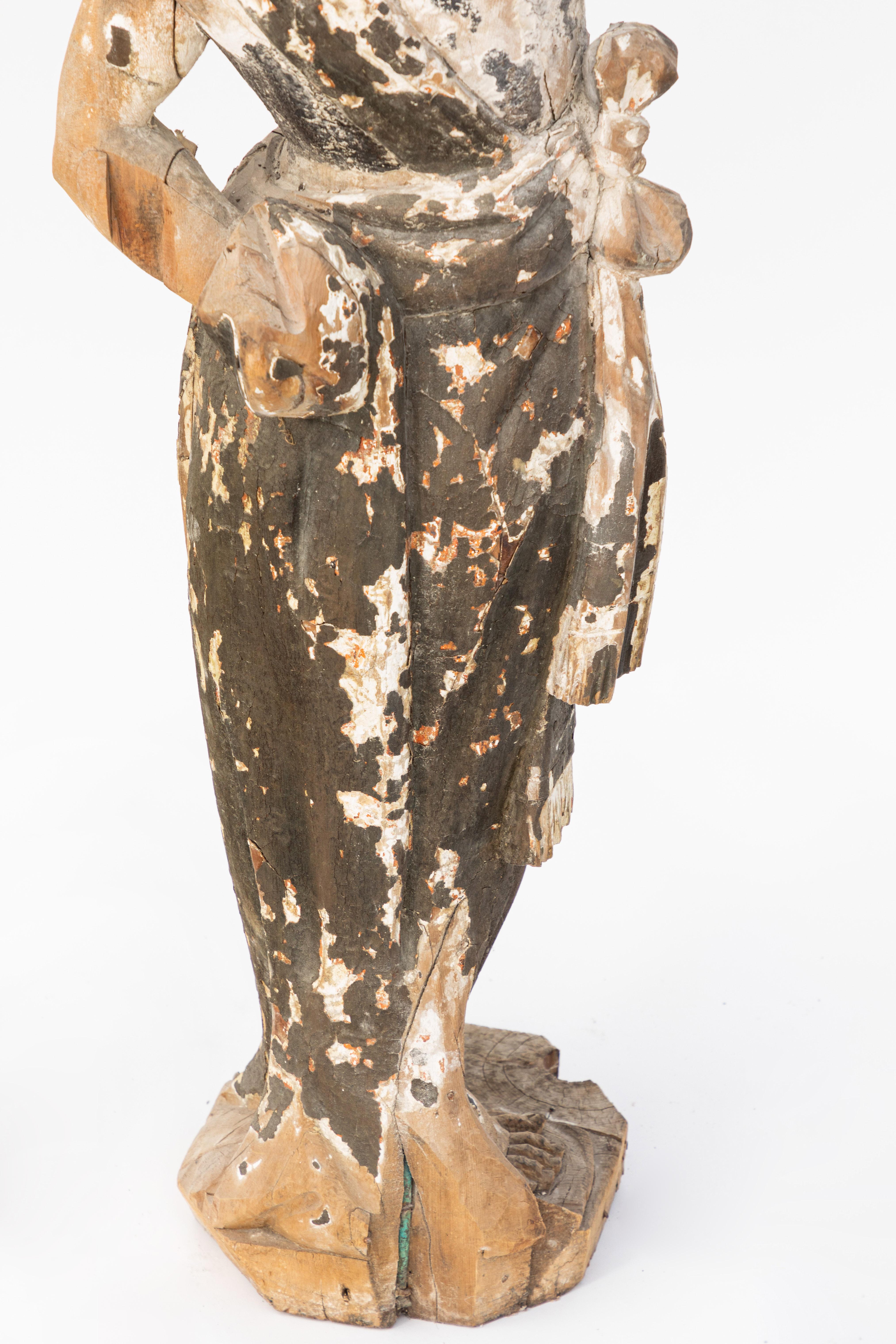 Paire de figurines en bois sculpté italiennes du XVIIIe siècle en vente 2