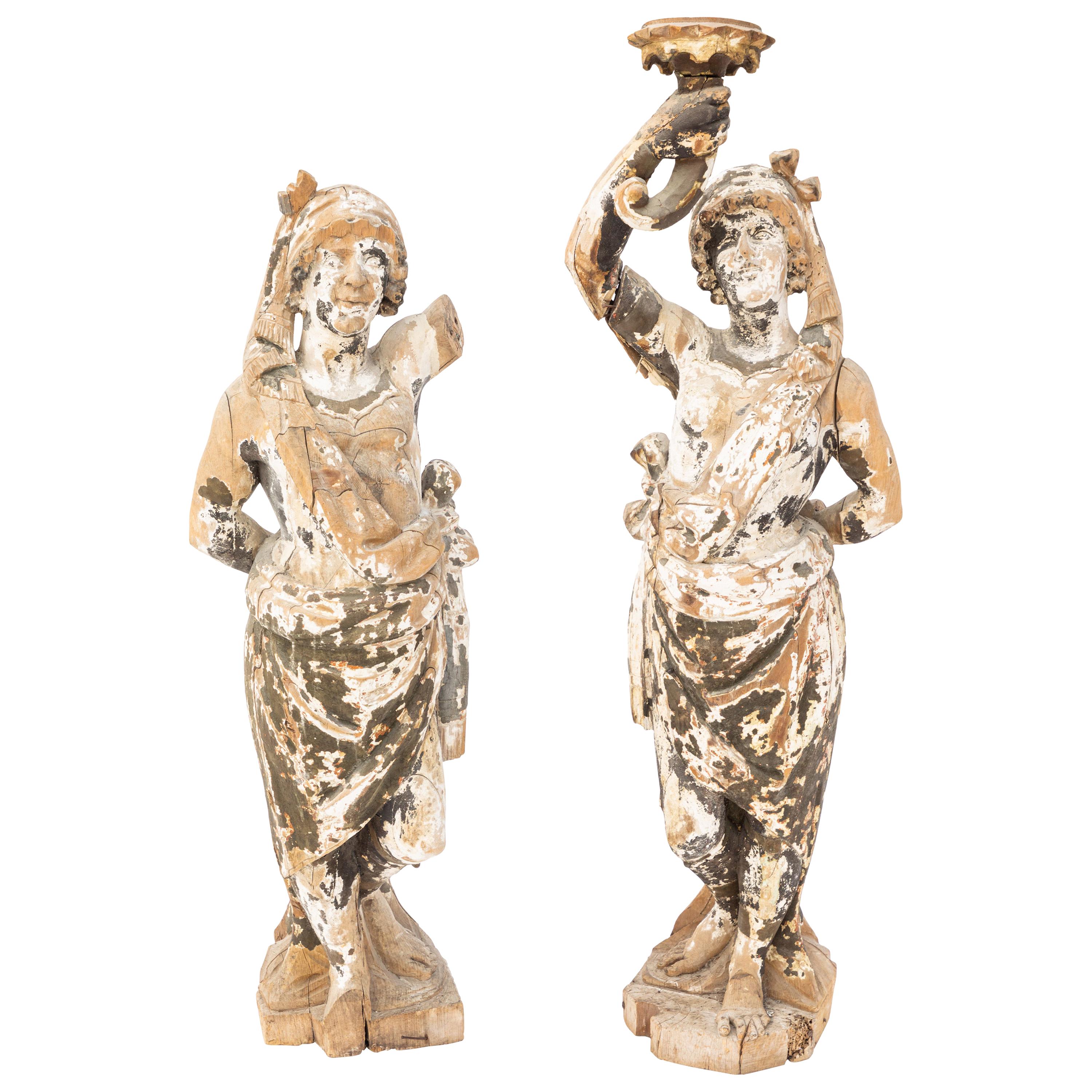 Paire de figurines en bois sculpté italiennes du XVIIIe siècle en vente