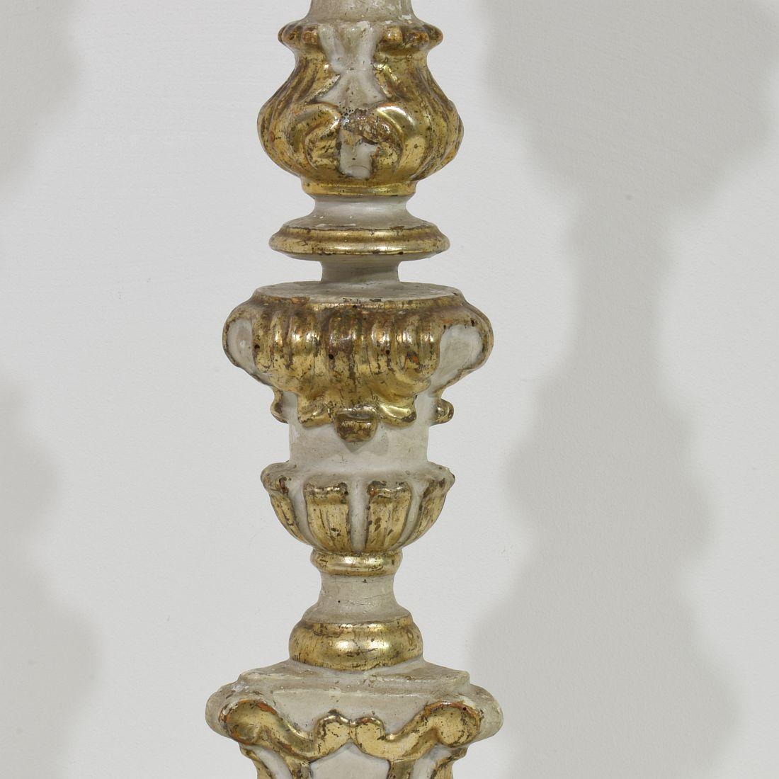 Paar italienische geschnitzte Barock-Kerzenhalter aus Holz aus dem 18. Jahrhundert im Angebot 4