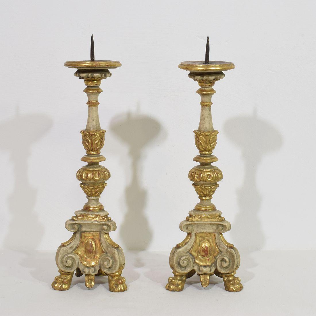 Pair of 18th Century Italian Carved Wooden Baroque Candleholders In Good Condition For Sale In Buisson, FR
