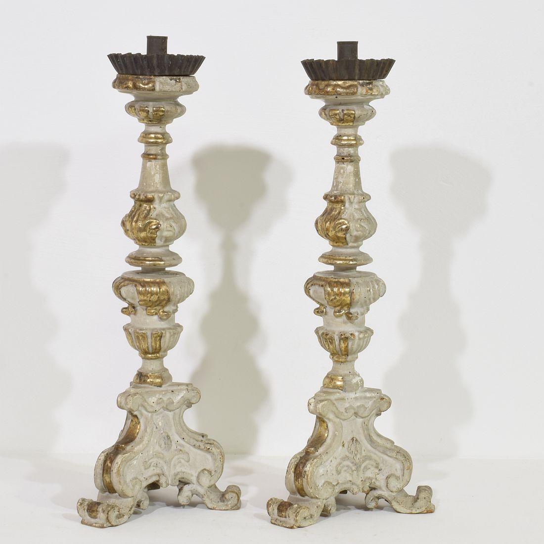 Paar italienische geschnitzte Barock-Kerzenhalter aus Holz aus dem 18. Jahrhundert (Handgeschnitzt) im Angebot