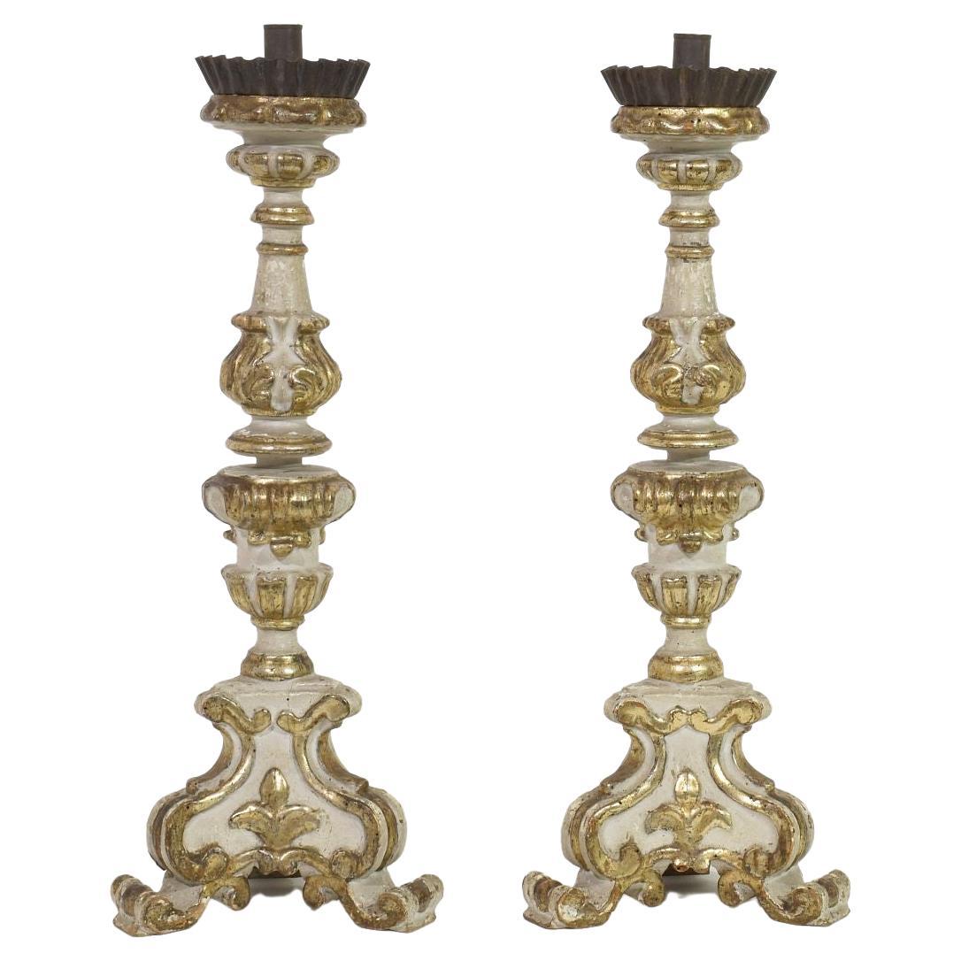 Paar italienische geschnitzte Barock-Kerzenhalter aus Holz aus dem 18. Jahrhundert im Angebot