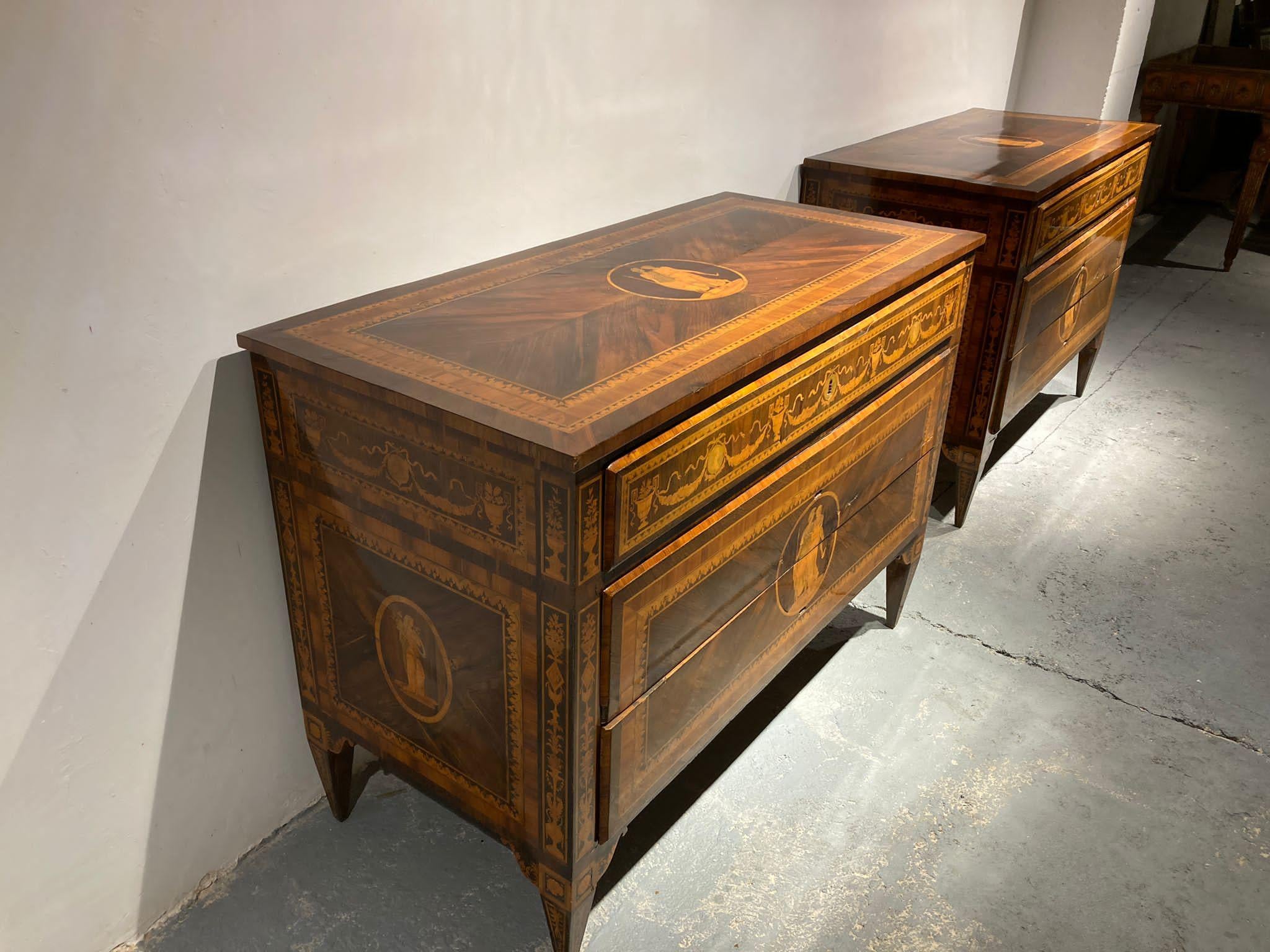 Extraordinary pair Italian Louis XVI commode chest to late 18th century, realized of Giuseppe Maggiolini, the famous Italian cabinetmaker, with extensive inlay and marquetry of multiple woods , in quite overall good condition.
This Northern Italian
