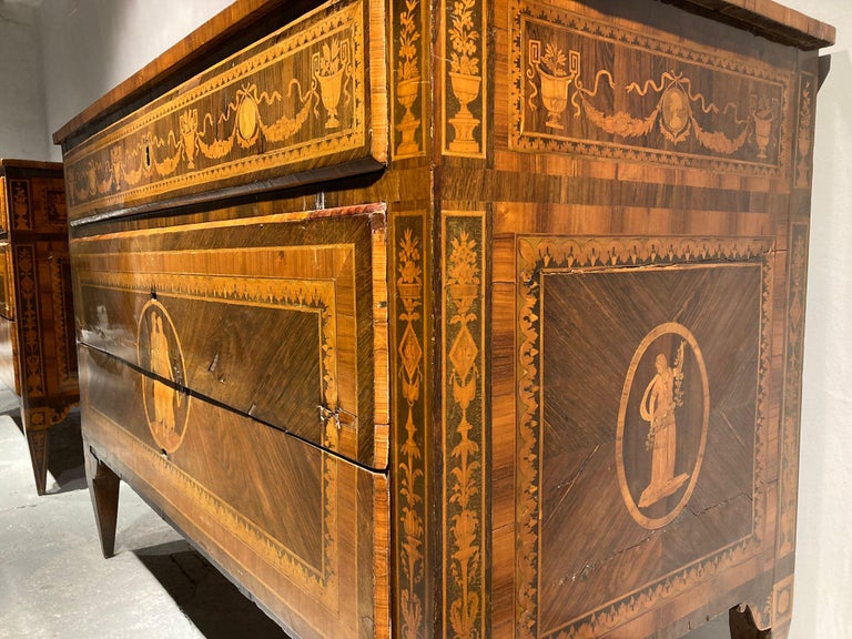 Pair of 18th Century Italian Chest of Drawers For Sale at 1stDibs