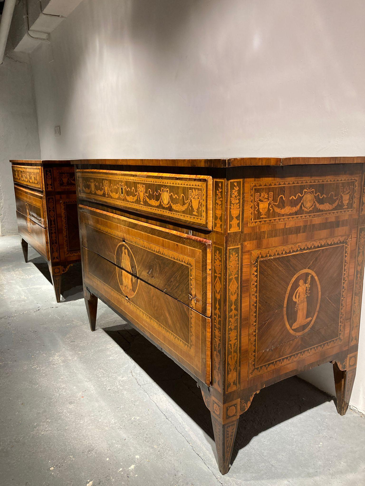 Pair of 18th Century Italian Chest of Drawers For Sale 2