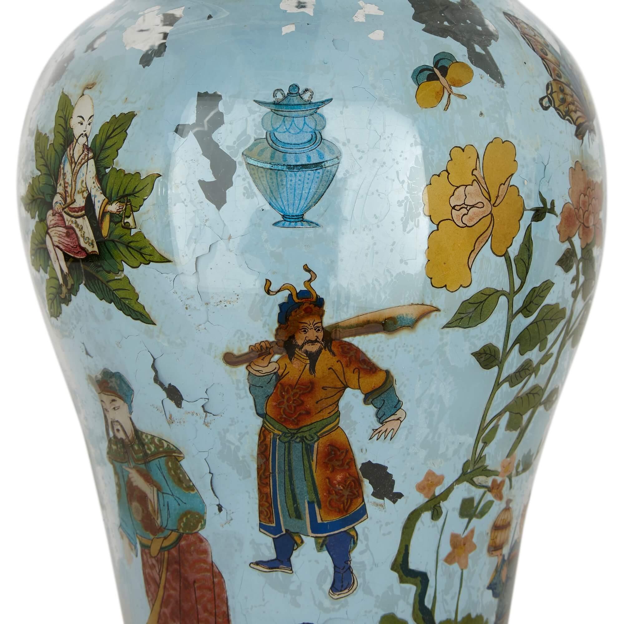 Paar italienische Chinoiserie-Vasen aus geblasenem Glas aus dem 18. Jahrhundert (Handbemalt) im Angebot