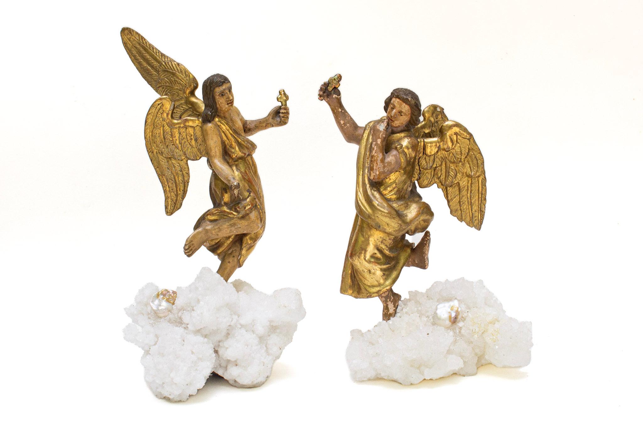 Pareja de ángeles danzantes italianos del siglo XVIII con perlas barrocas a juego sobre racimos de cristal de aragonito.

Los ángulos danzantes son de madera tallada a mano, policromada y dorada, procedentes de una iglesia de la Toscana. Cada una de