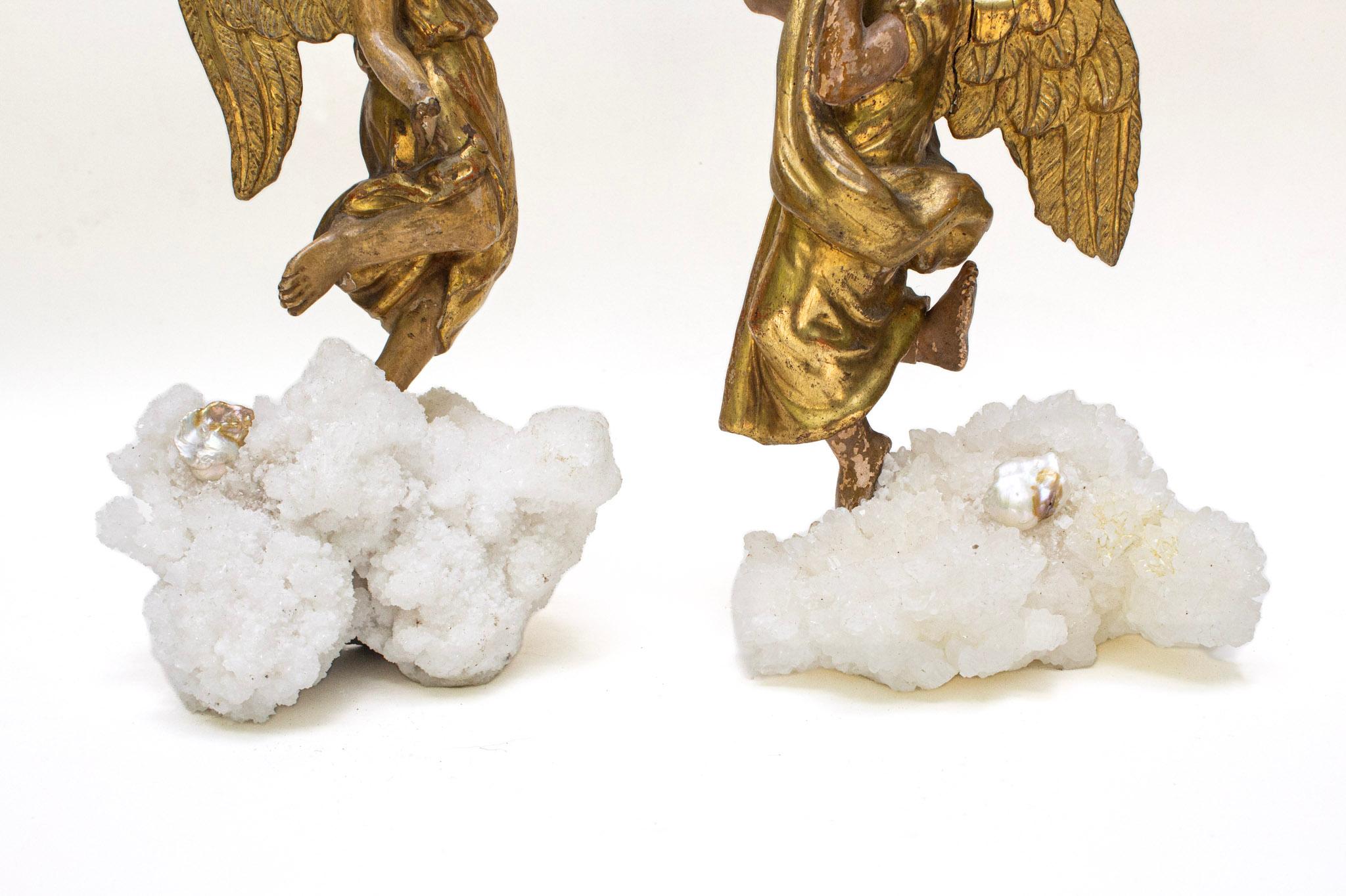 Pareja de ángeles danzantes italianos del siglo XVIII con perlas barrocas sobre aragonito Rococó en venta