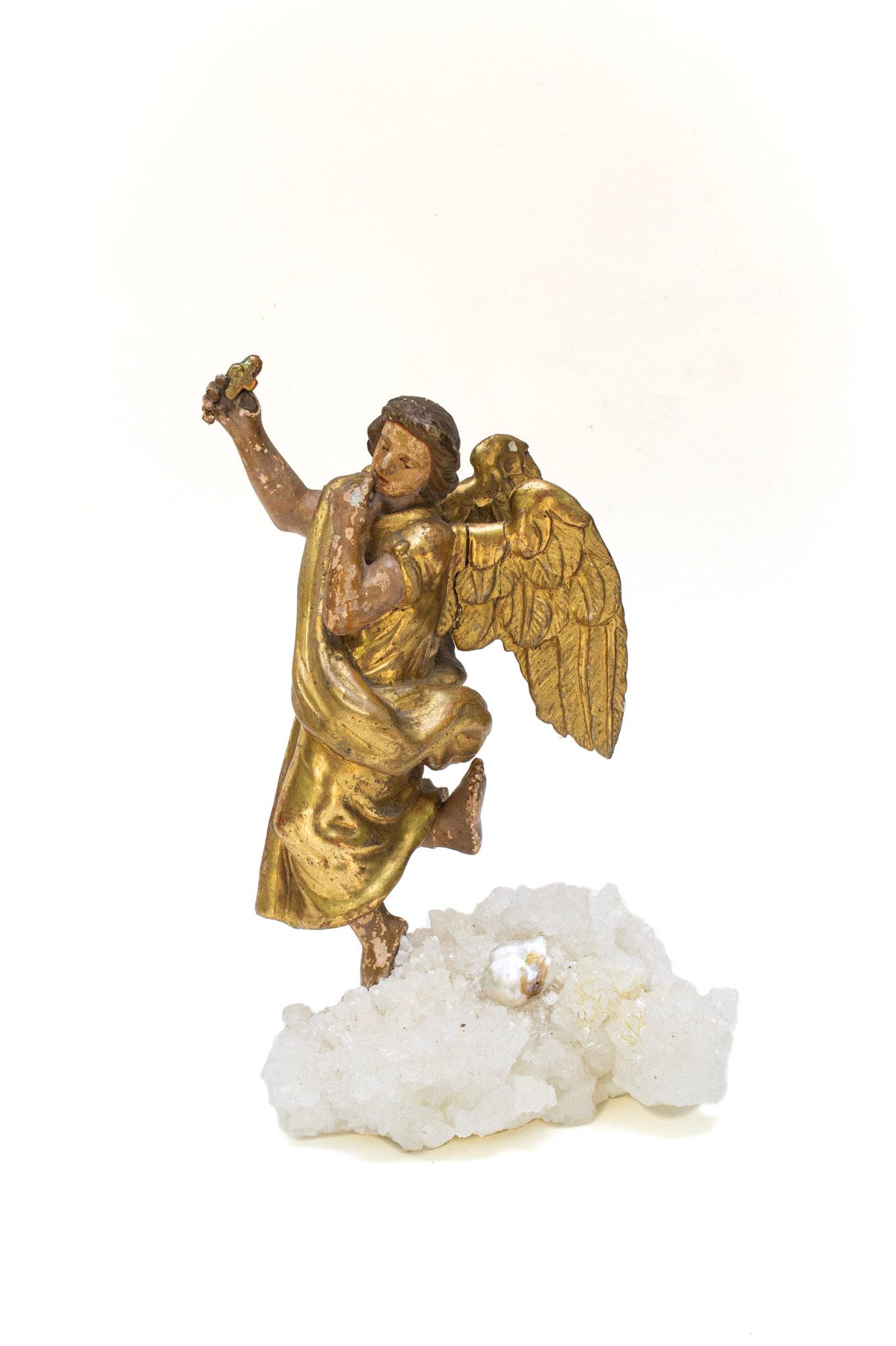 Pareja de ángeles danzantes italianos del siglo XVIII con perlas barrocas sobre aragonito siglo XVIII y antes en venta