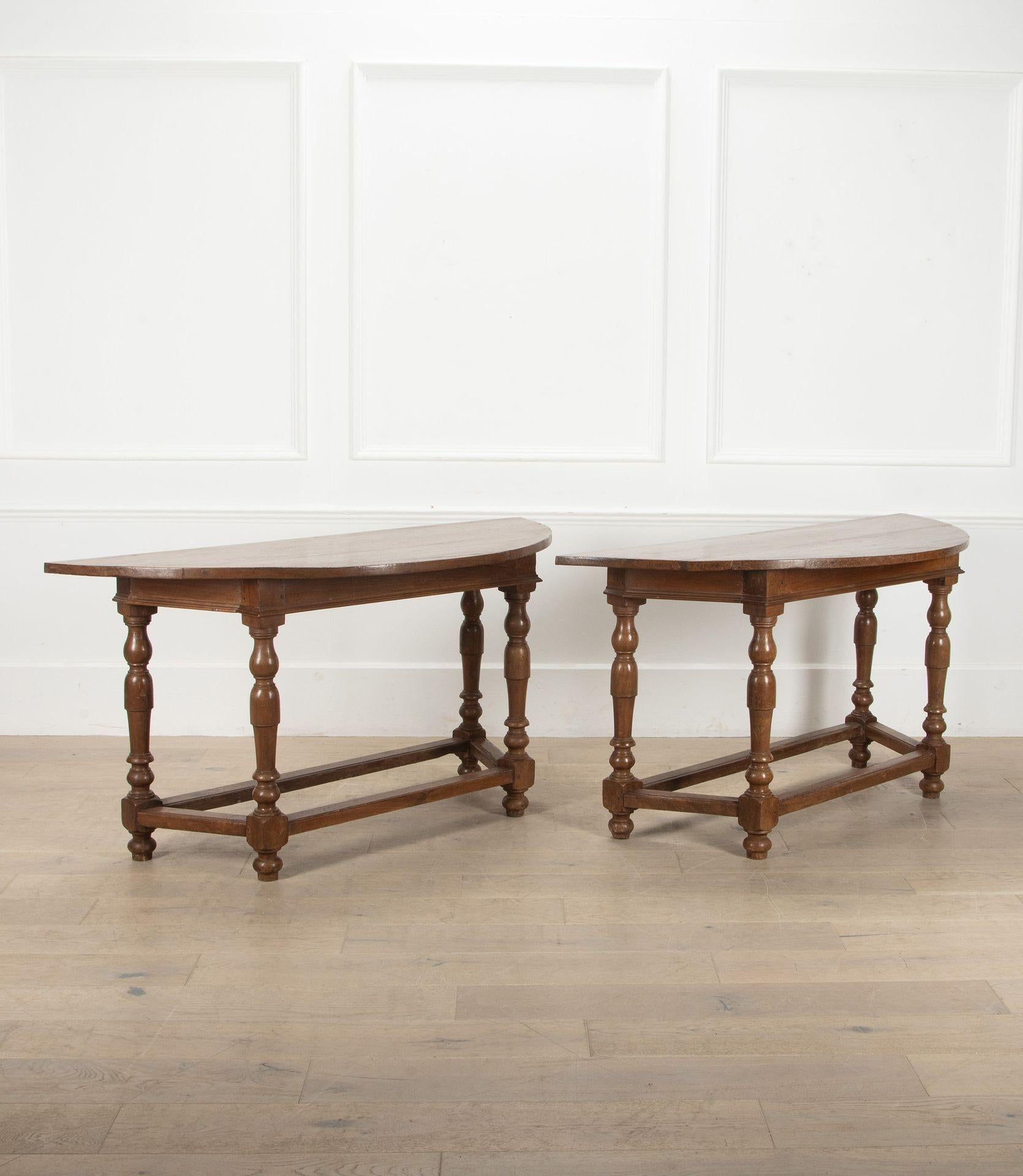 Bellissima coppia di consolle demi-lune italiane del XVIII secolo.
La struttura è in noce biondo, con gambe intagliate a mano, barelle intagliate a mano e una bella patina sui piani.