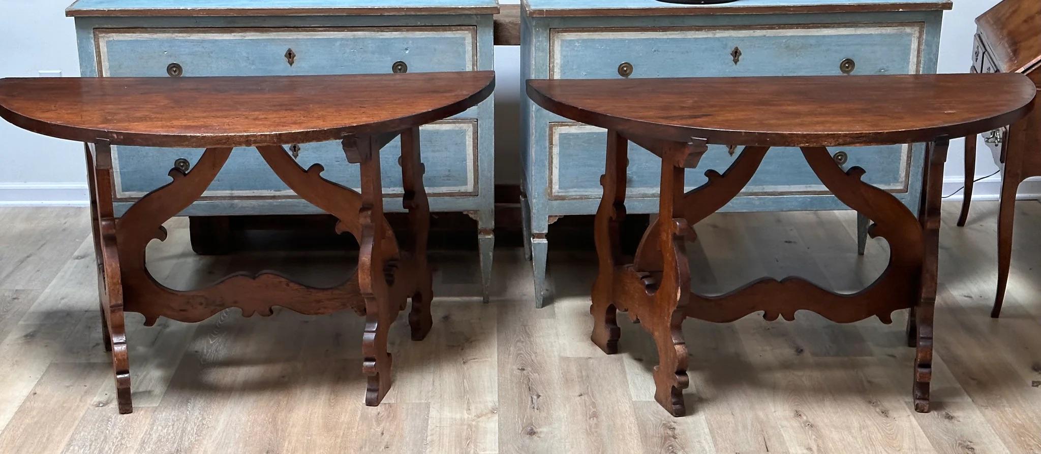 Pair of 18th Century Italian Demi-Lune Tables to Form One Round Table For Sale 1