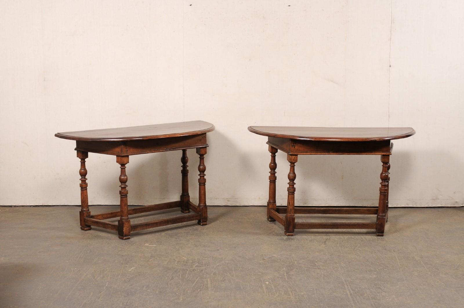 Coppia di tavoli demi lune in legno intagliato del XVIII secolo. Questi tavoli antichi provenienti dall'Italia sono caratterizzati da un piano a mezzaluna in stile demi, con grembiule angolare sottostante, e sono presentati su quattro gambe ben
