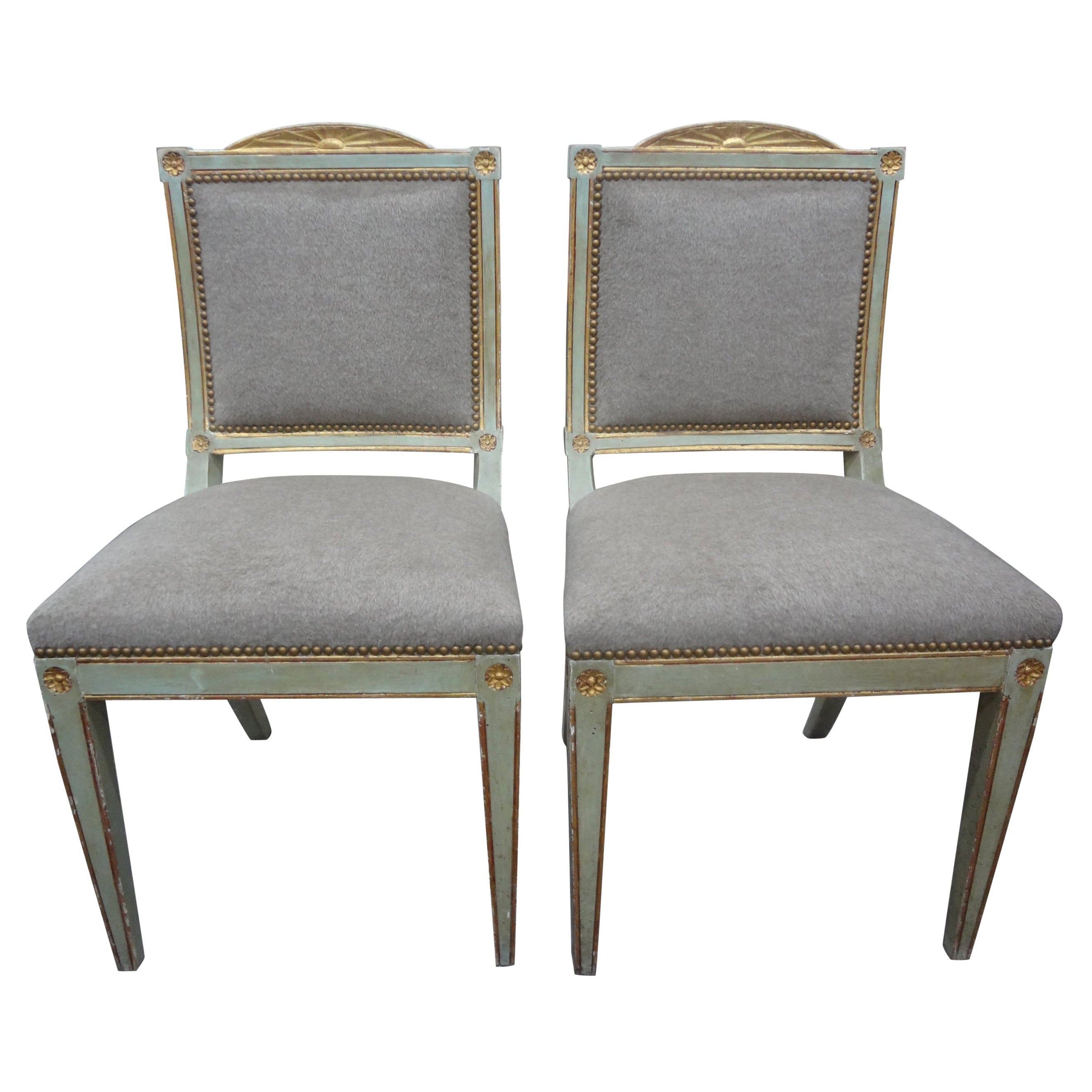 Paire de chaises de style Directoire italien du 18ème siècle peintes et dorées à la feuille