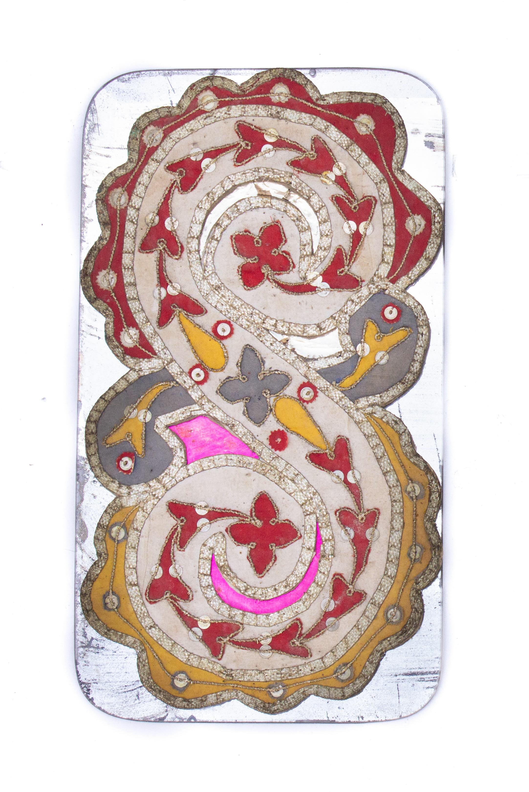 Paire de décorations ecclésiastiques italiennes du XVIIIe siècle, brodées à la main et montées sur un miroir antique au mercure.

Les décorations ecclésiastiques complexes sont brodées à la main avec quatre couleurs de lin entrelacées avec un galon