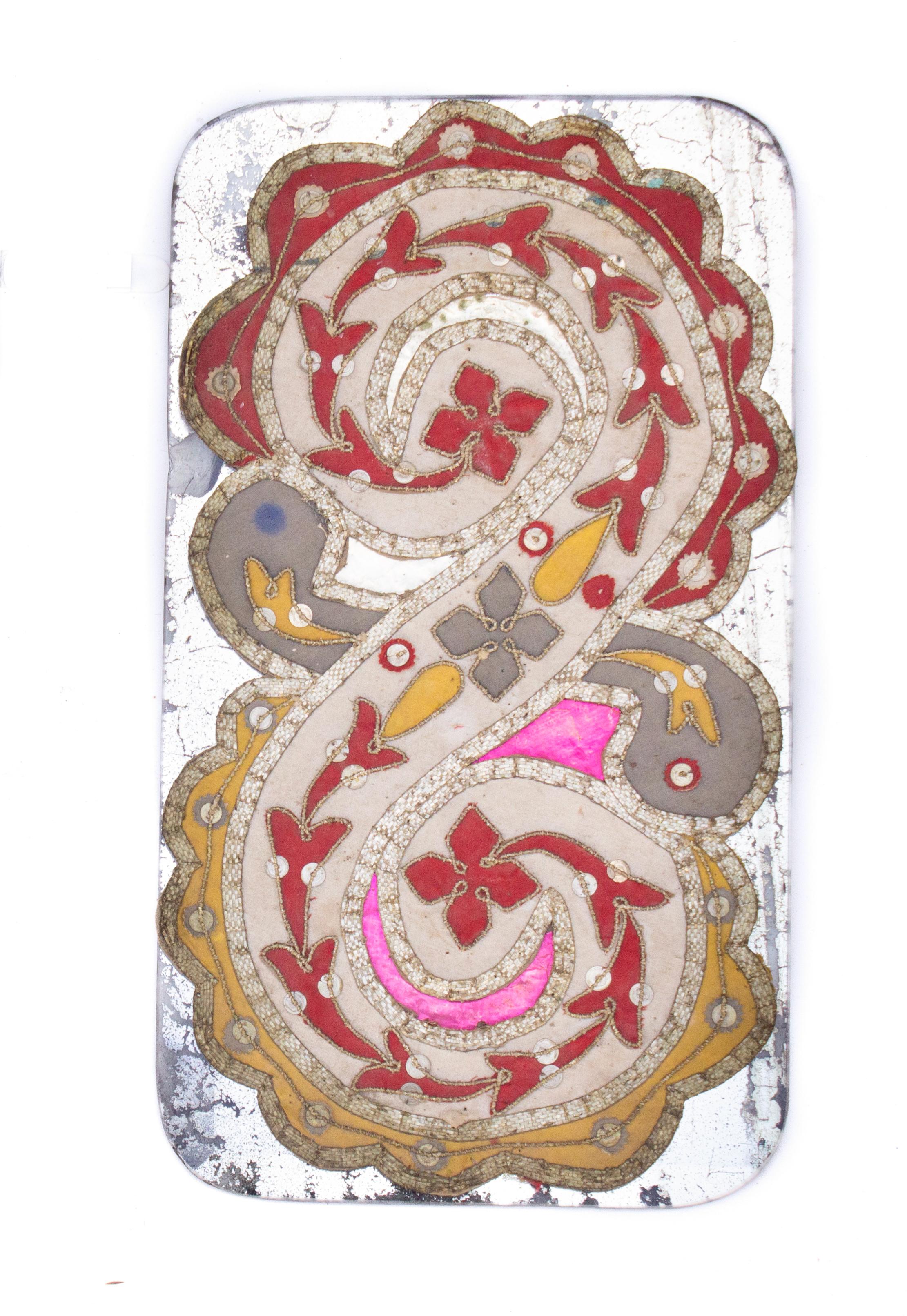 Rococo Paire de broderies ecclésiastiques italiennes du 18ème siècle sur miroirs mercuré en vente