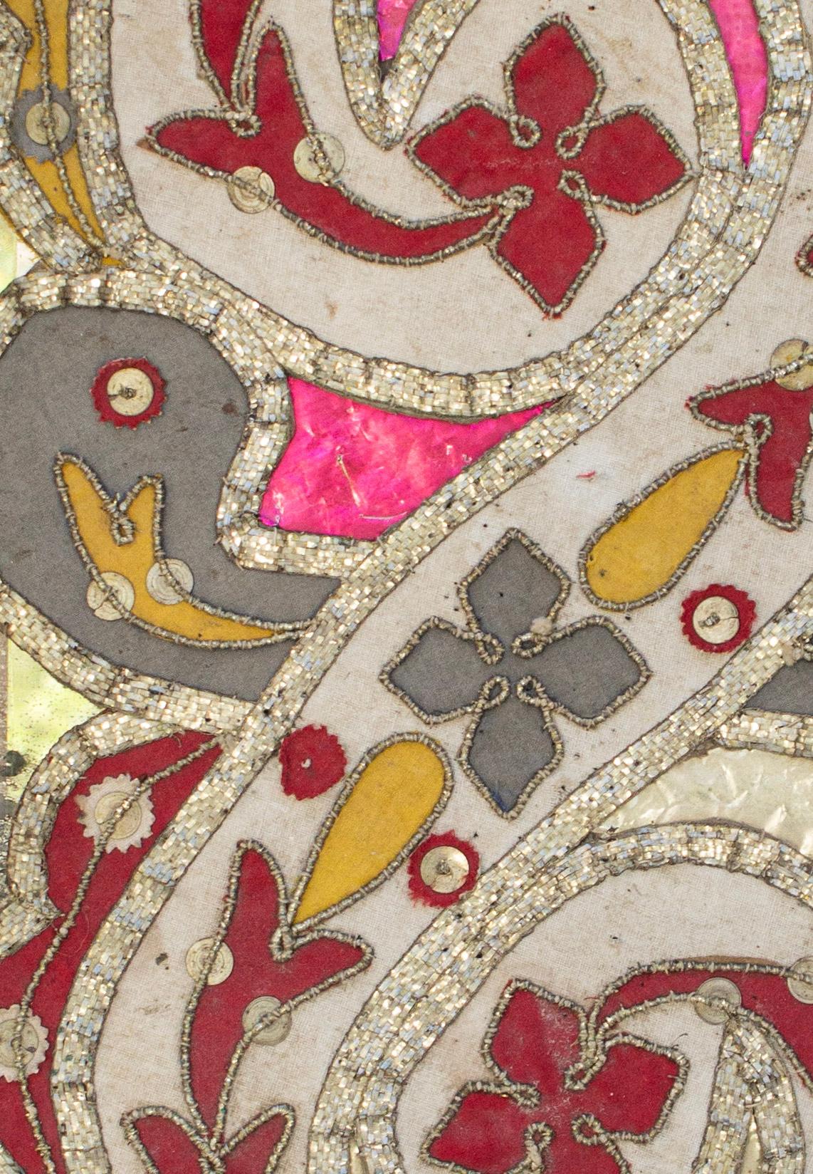 Perlé Paire de broderies ecclésiastiques italiennes du 18ème siècle sur miroirs mercuré en vente