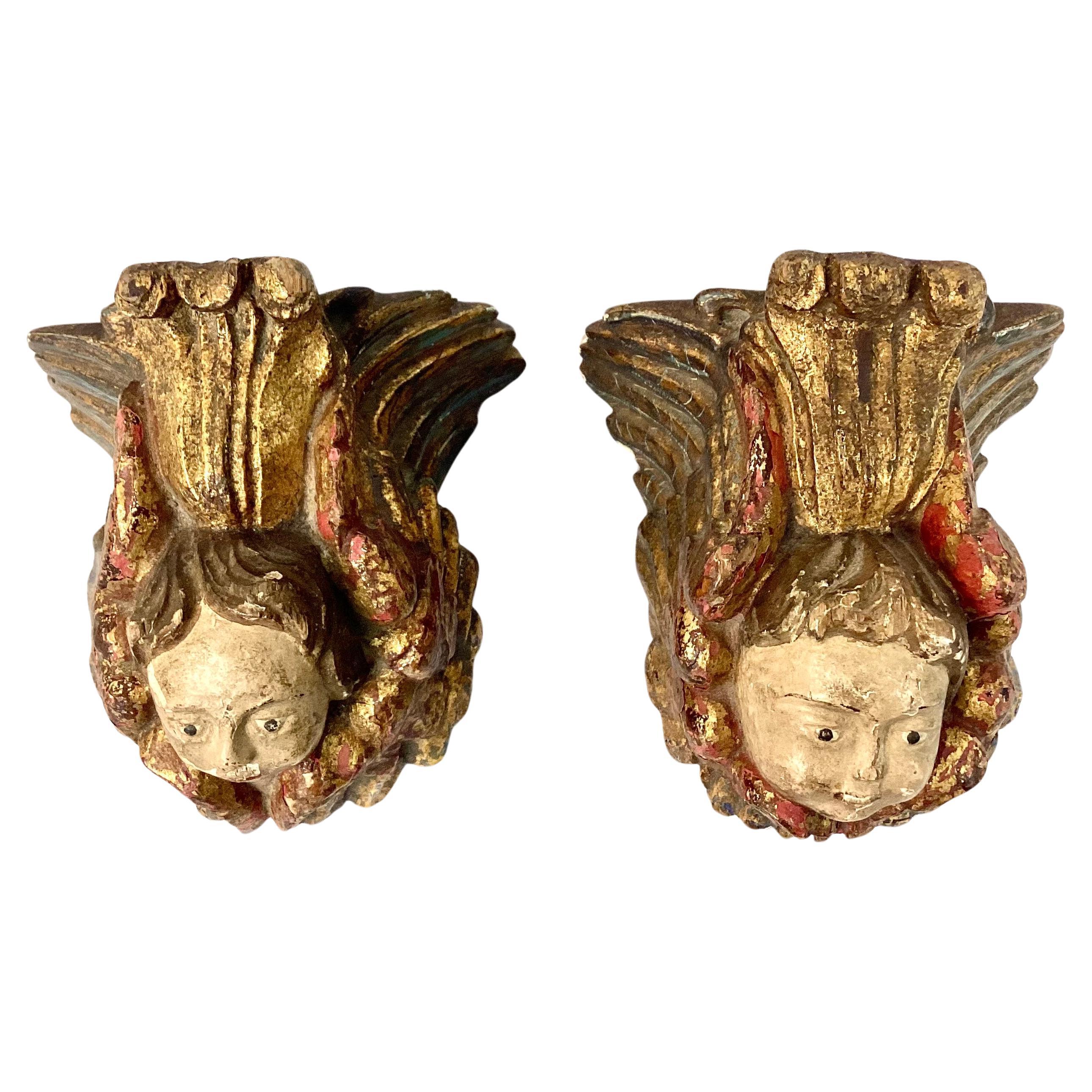 Doré Paire de supports muraux italiens figuratifs d'anges du 18ème siècle en vente