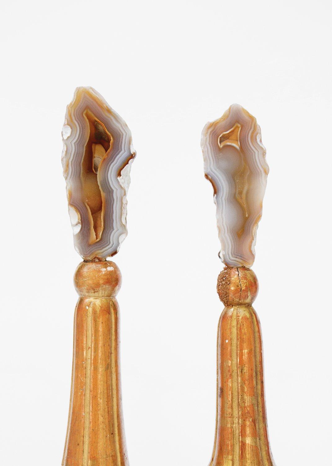 Ein Paar italienischer Sockel aus dem 18. Jahrhundert mit einer polierten Achatkoralle auf einem Lucite-Sockel. Floridas Staatsstein, die agatierte Koralle, entstand vor 40 Millionen Jahren als lebendes Korallenriff in den flachen Meeren über